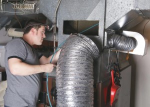 technician-installing-ducts