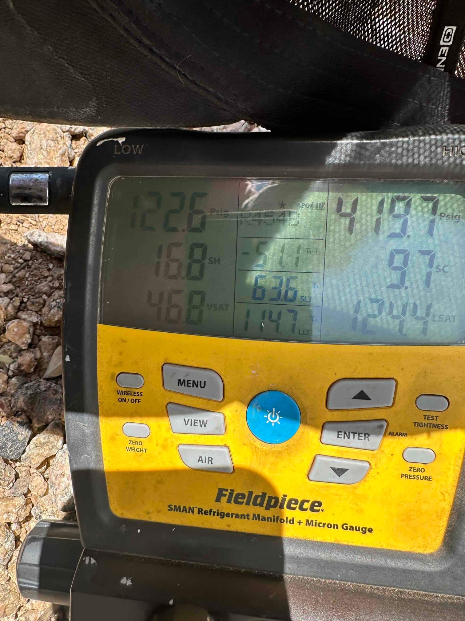Digital manifold shows system operating with approximately 123 PSI suction and 419 PSI liquid pressure during commissioning checks.