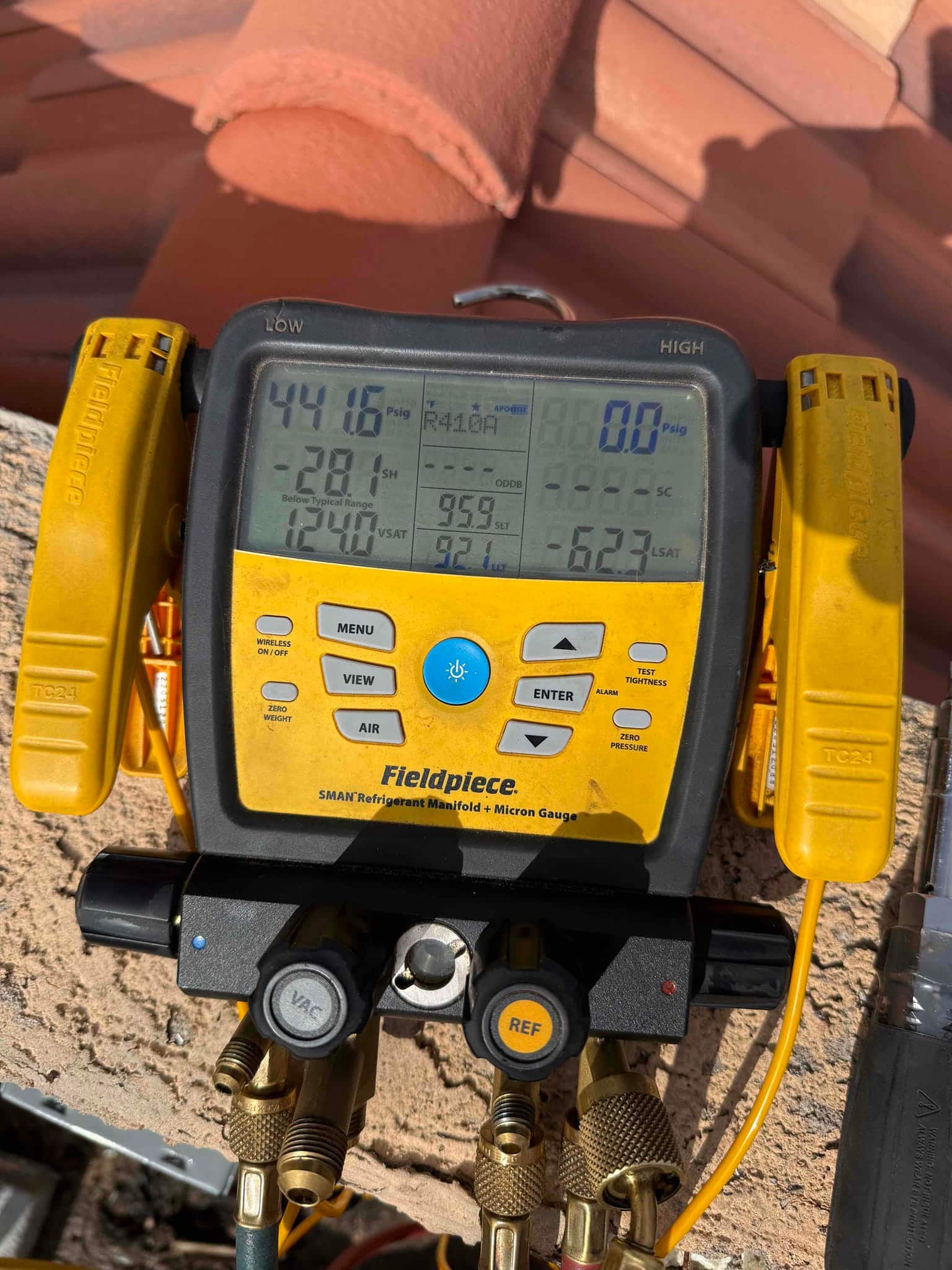 Digital manifold shows both high and low sides at equal high pressure during a nitrogen pressure test on a mini-split installation.