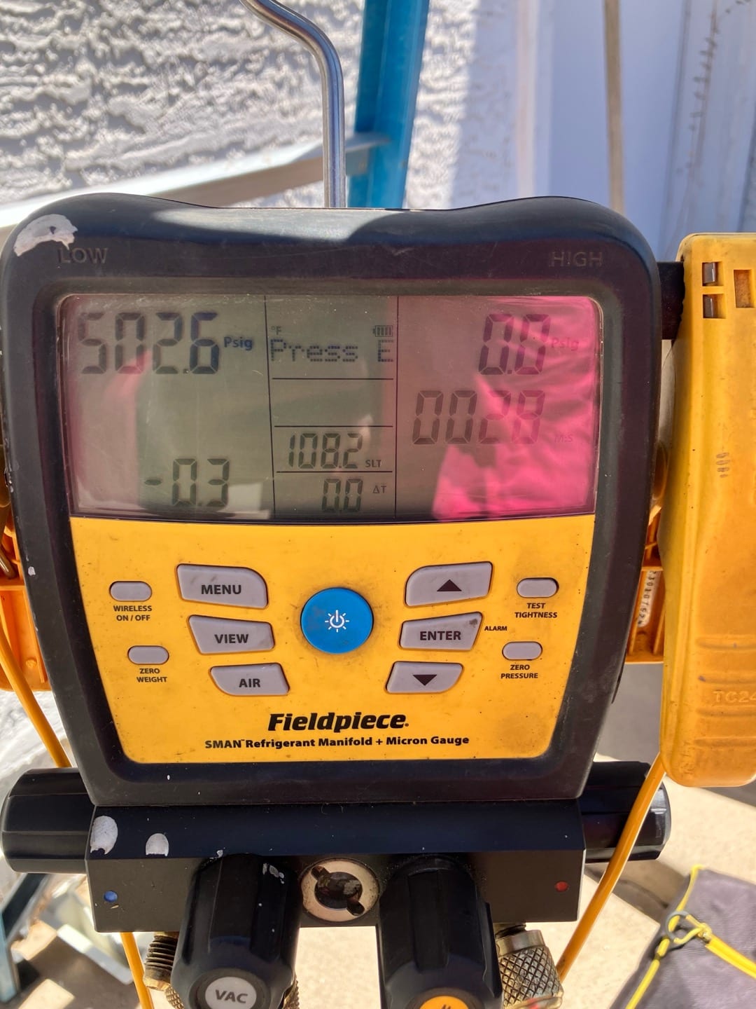 Digital manifold shows both high and low sides equalized around 502 PSI during the nitrogen pressure test on the new system.