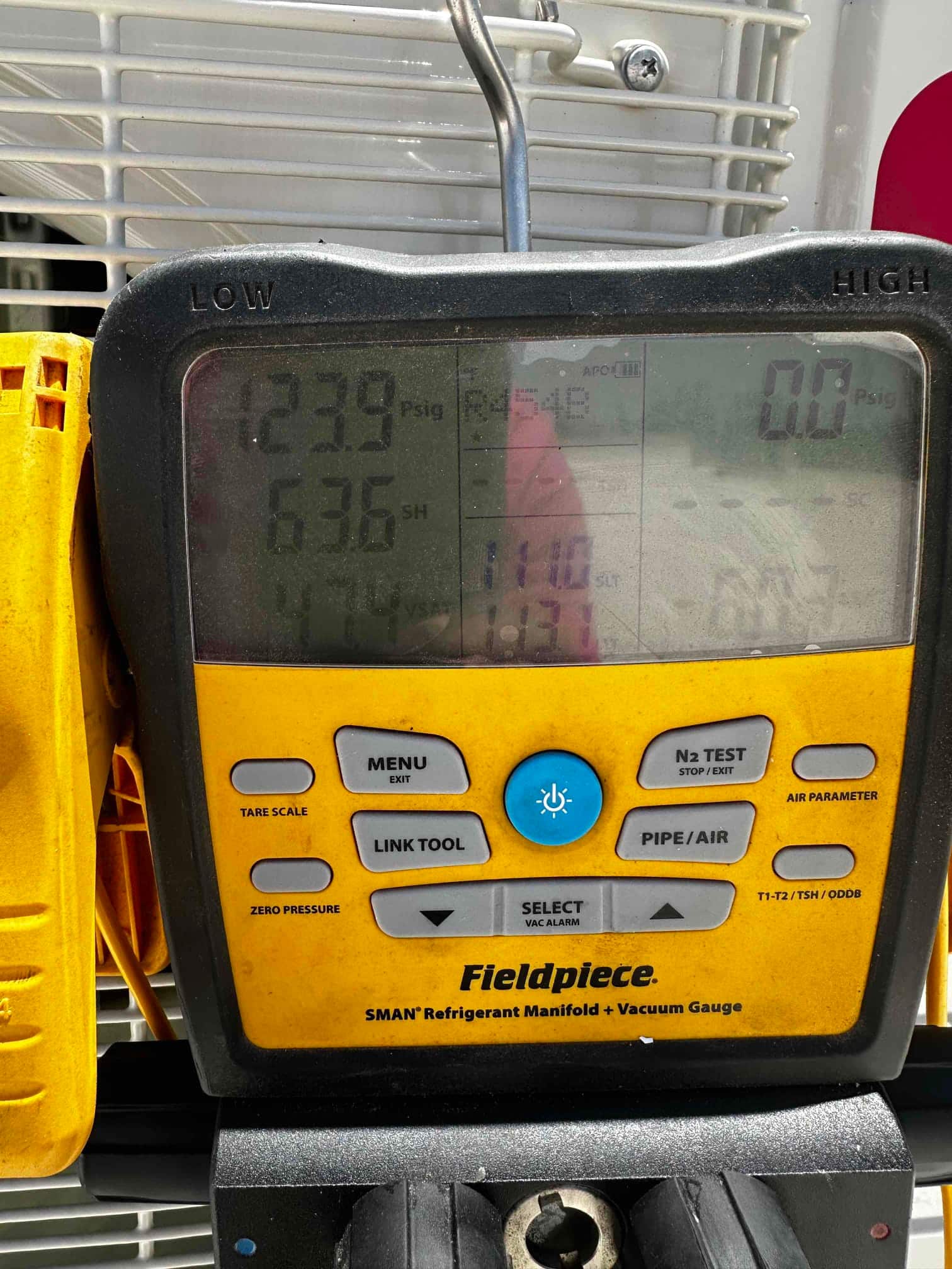 Digital manifold shows system operating with low side at 124 PSIG and high side at 0 PSIG displayed, screen also shows 63.6 SH.