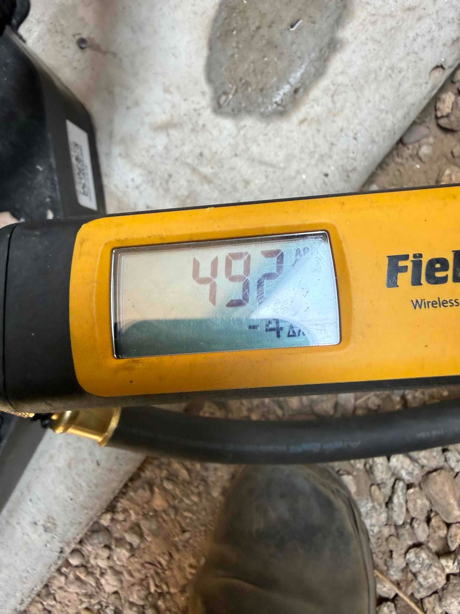 Micron gauge displays 492 microns during evacuation, confirming a deep vacuum before releasing refrigerant into the system.