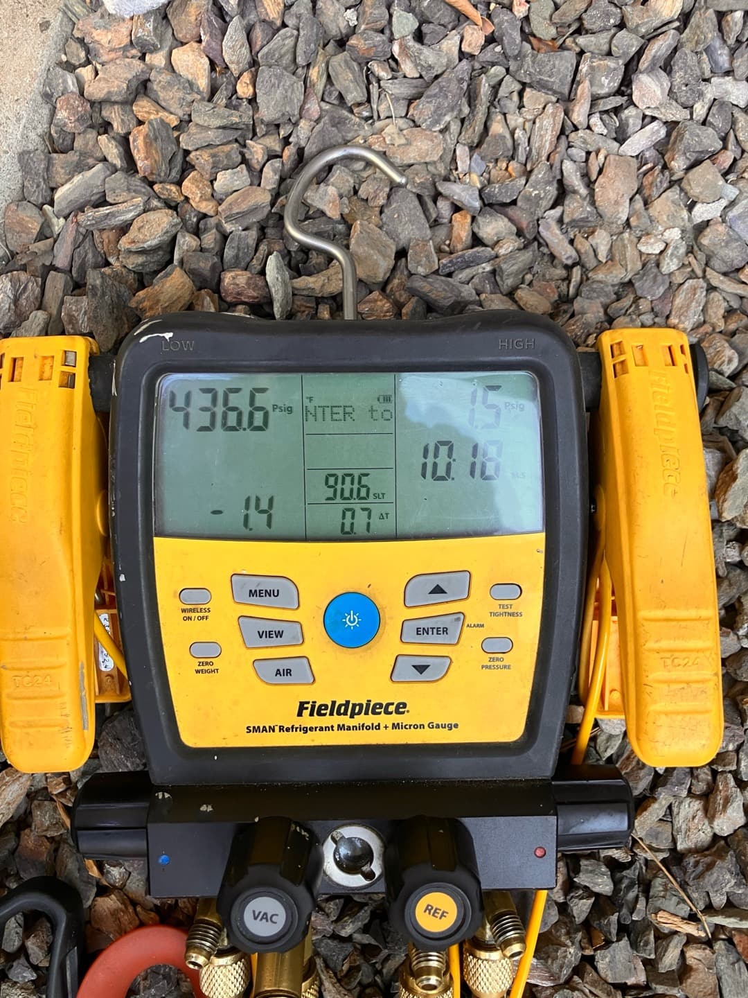 Digital manifold shows equalized pressures during nitrogen pressure test, with both sides stabilized around the mid-400 PSI range.
