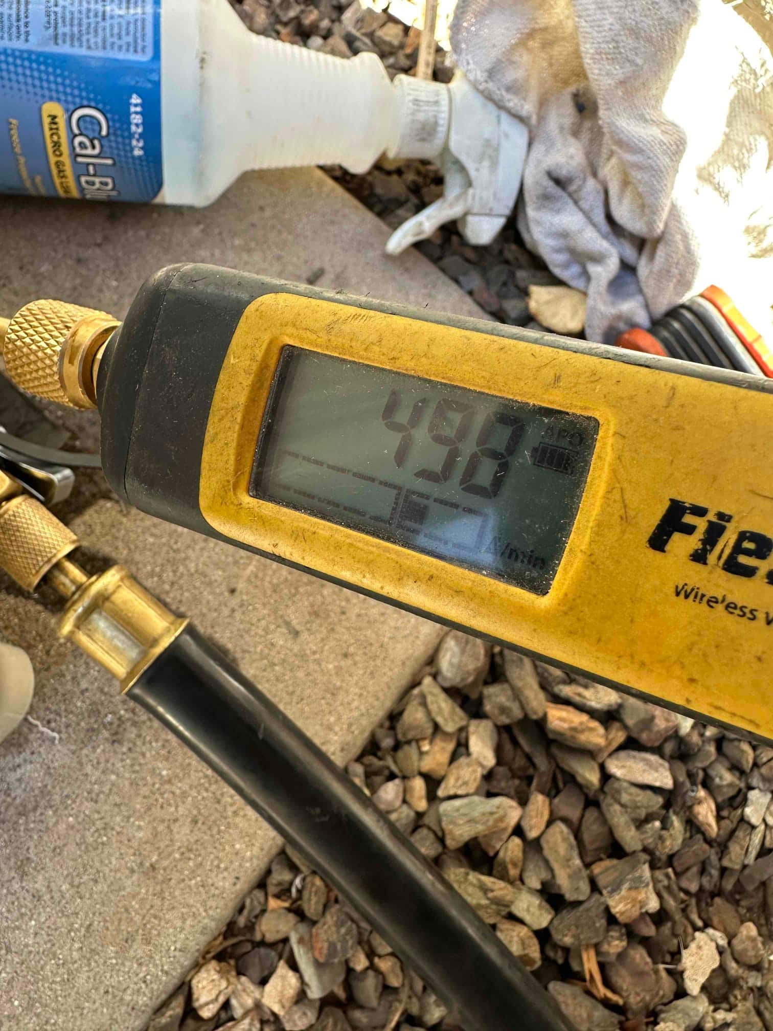 Digital micron gauge shows 498 microns during evacuation, confirming a deep vacuum on the new refrigerant lines.