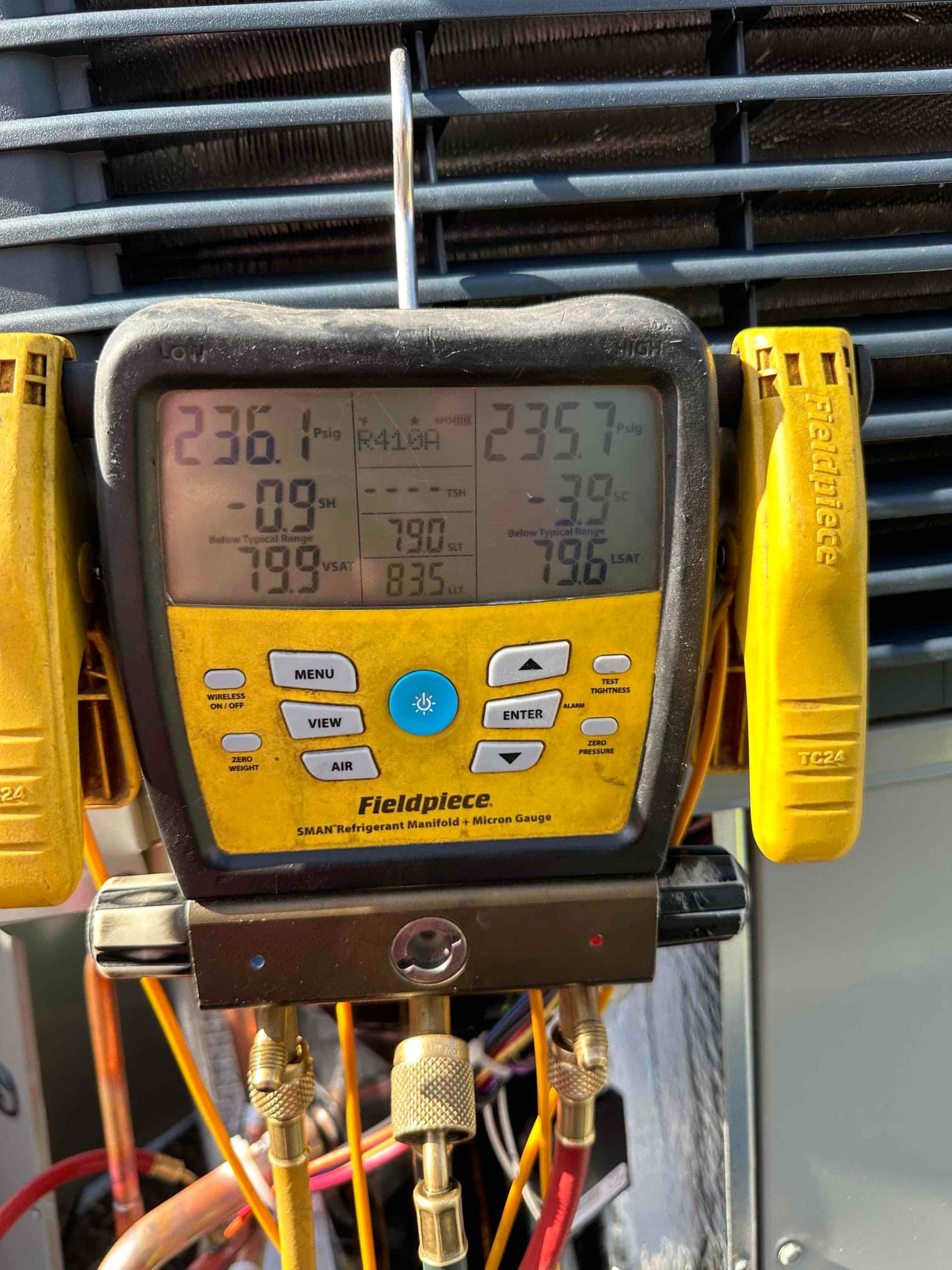 Digital manifold shows operating pressures with R-410A selected during system commissioning at the outdoor unit.