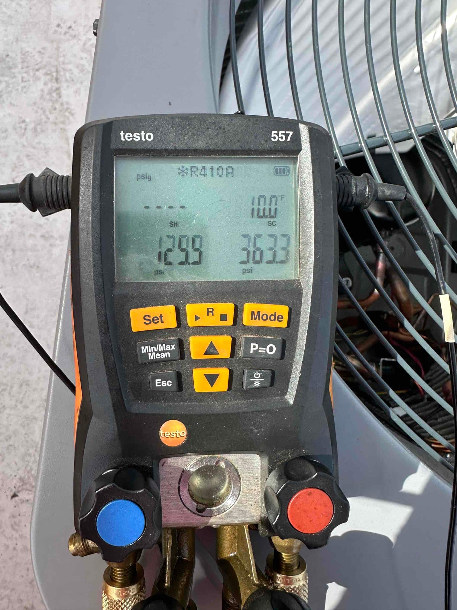 Digital manifold connected at the outdoor unit shows R-410A with low side 129 psi and high side 363 psi during operation.