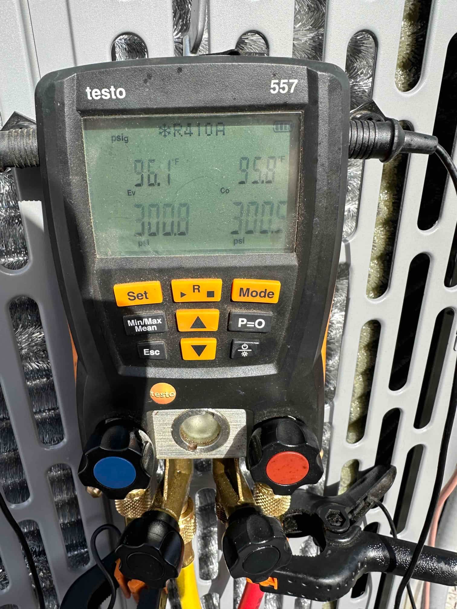 Digital manifold shows both high and low sides holding 300 psi during the nitrogen pressure test on the new system.