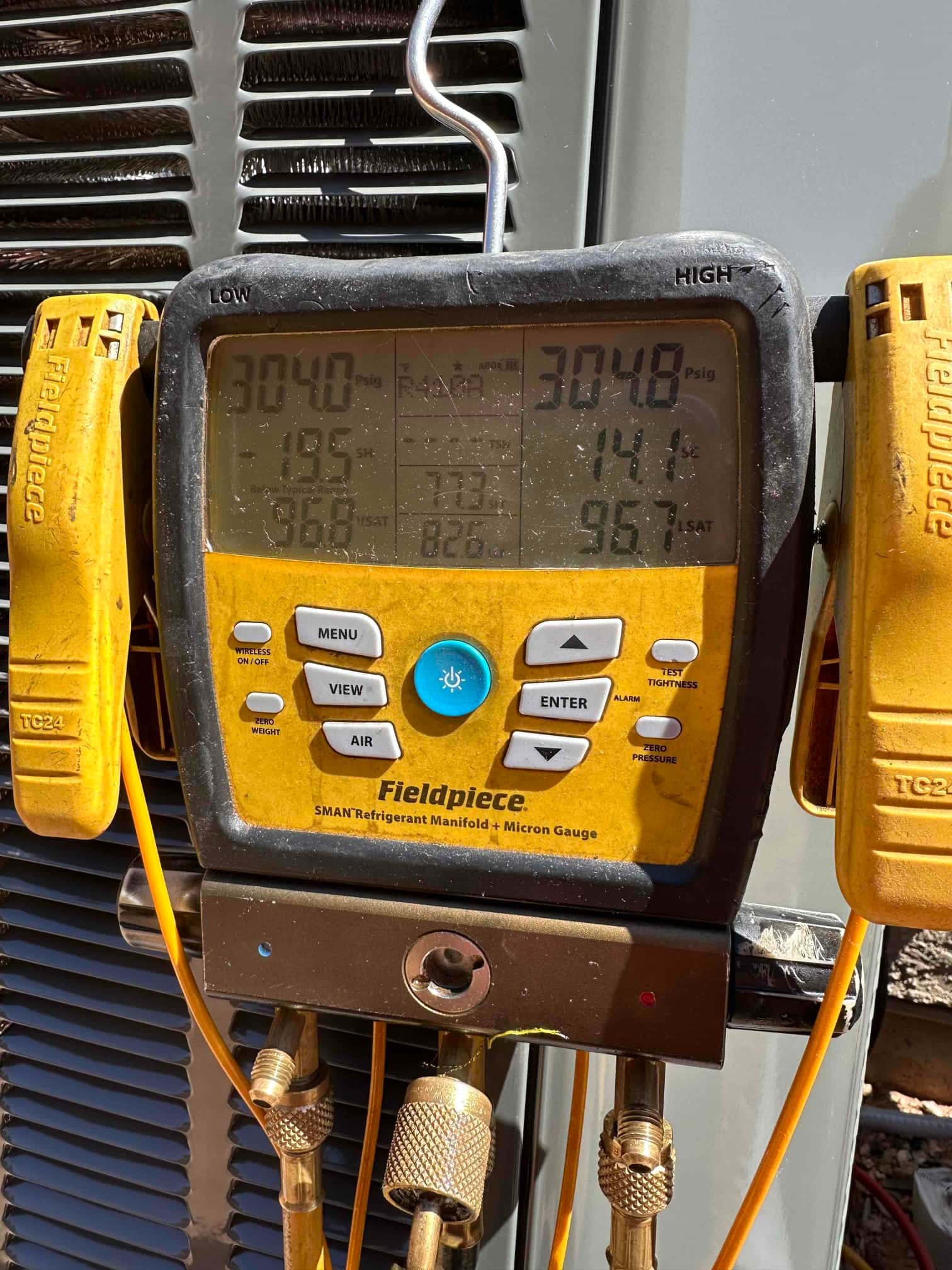 Digital manifold shows equalized pressures around 3040–3048 PSI on both sides during a nitrogen pressure test of the system.