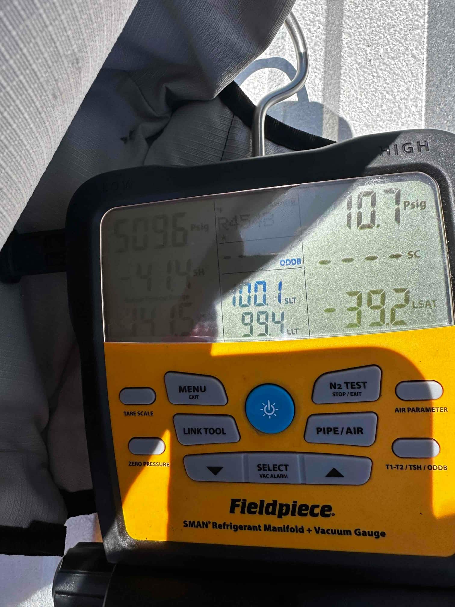 Digital manifold shows equalized nitrogen pressure around 101 PSI on both sides during a leak check of the new system.