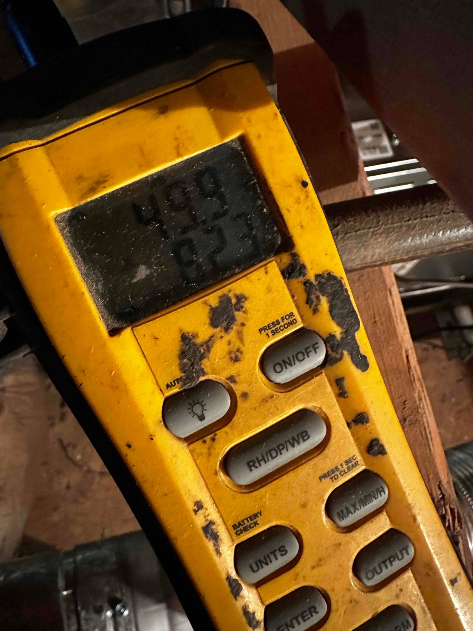 Micron gauge connected during system evacuation, display showing a vacuum level below 500 microns before charging.