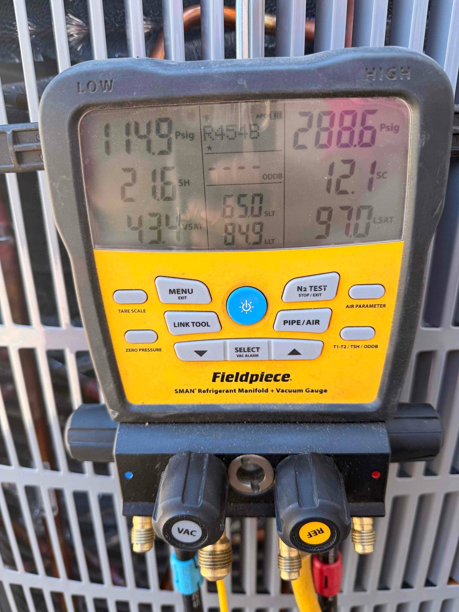Digital manifold shows system operating with R-454B, indicating 149 psi suction and 288 psi liquid during commissioning checks.