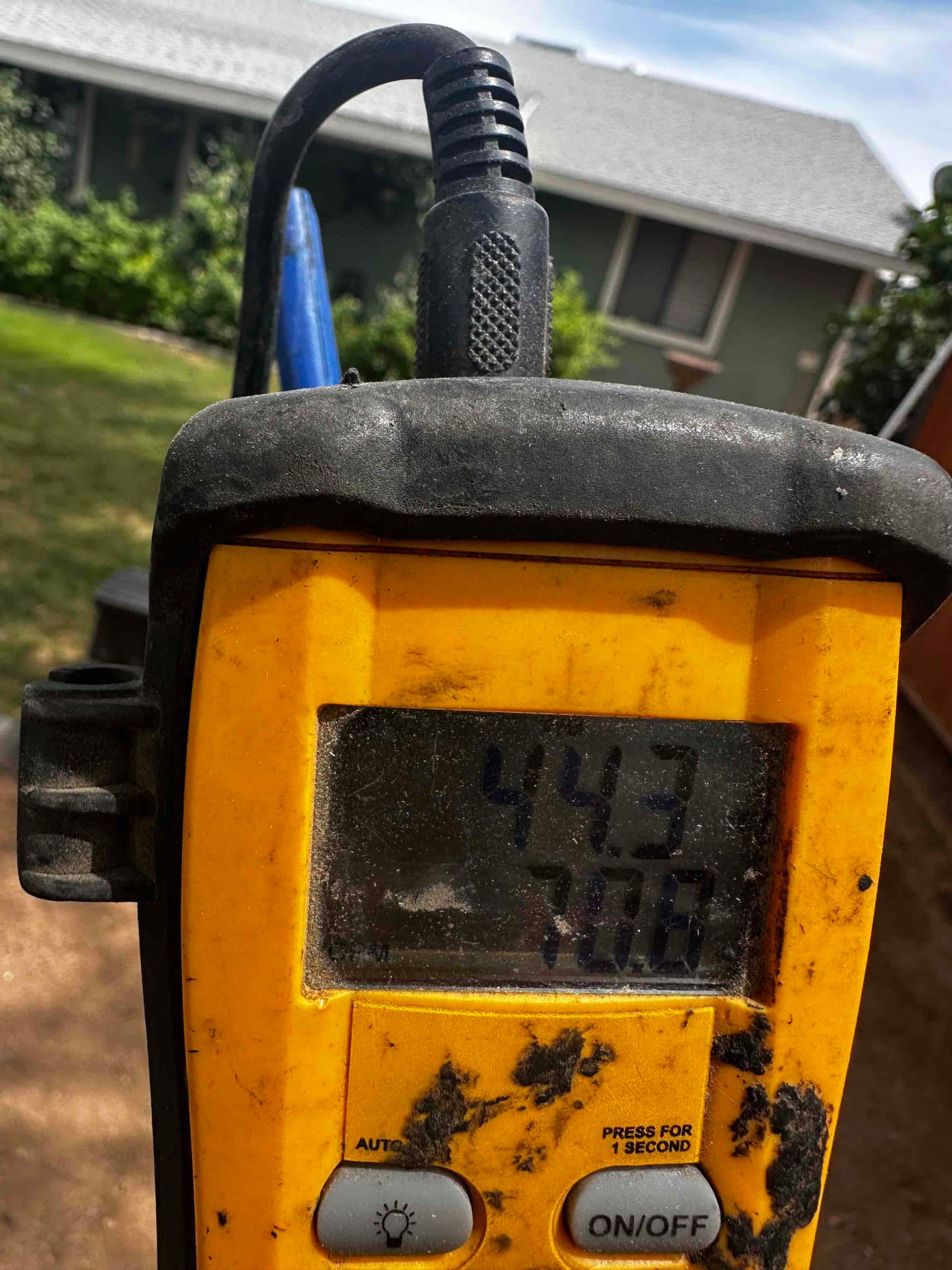 Digital micron gauge displays 443 microns during evacuation, confirming a deep vacuum prior to refrigerant charging.