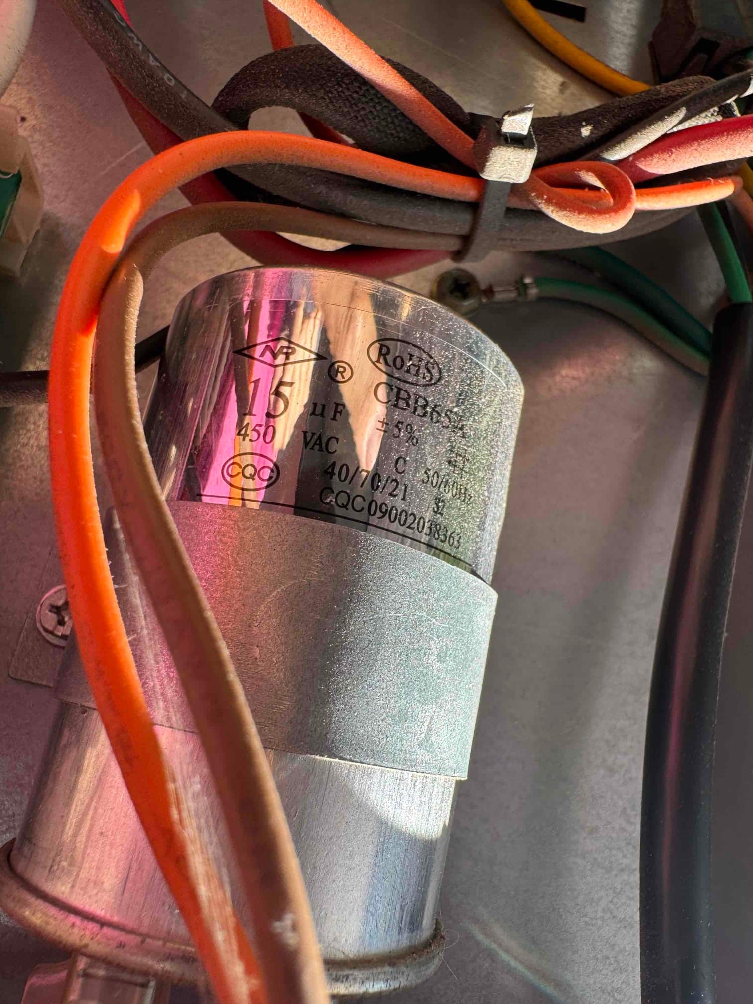 Dual-run capacitor inside the condenser compartment, labeled 45/5 μF, 370 VAC, 50/60 Hz, 40/21, with connected wiring visible.