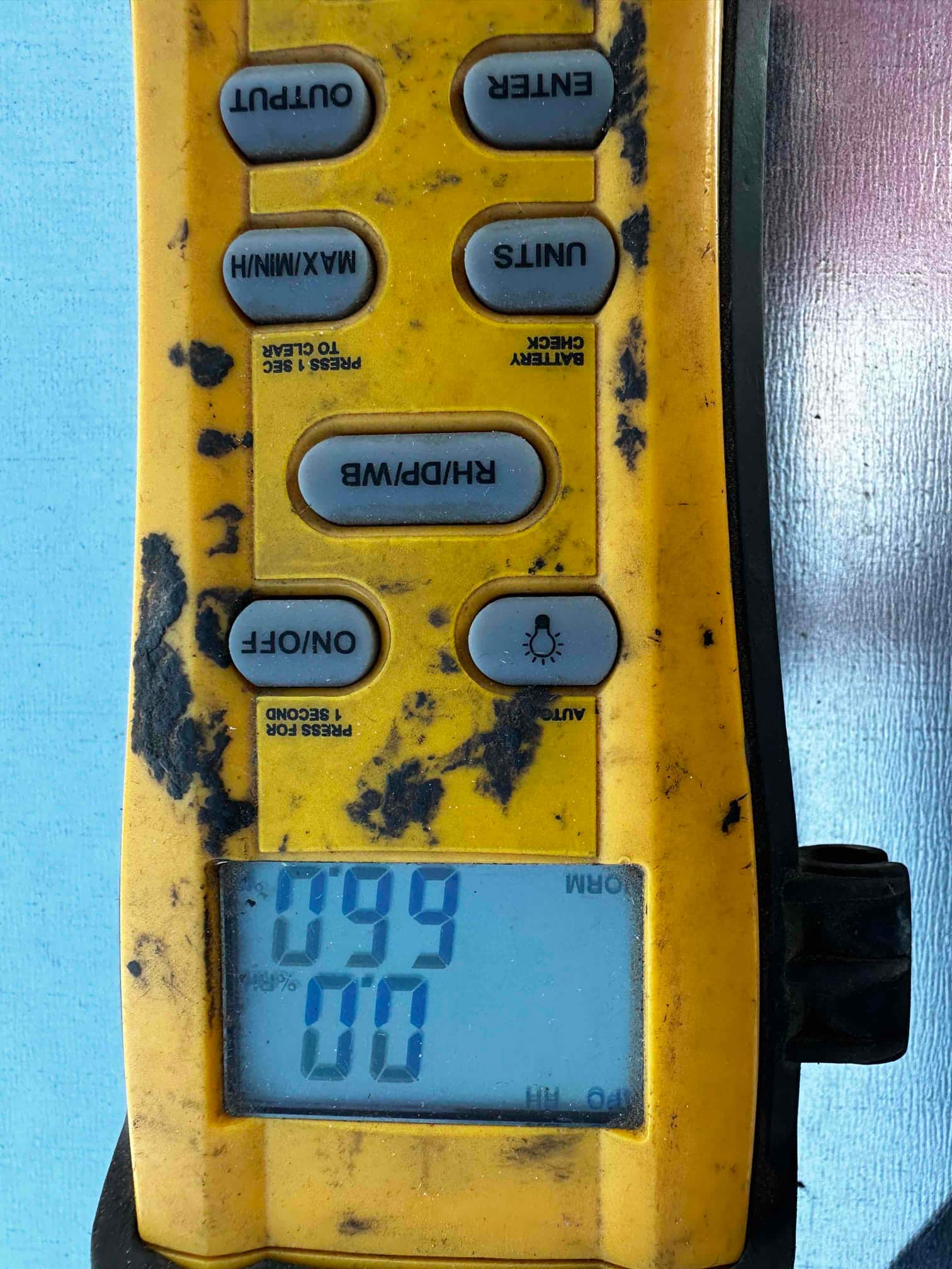 Digital micron gauge displays 499 microns, documenting a successful deep vacuum during system evacuation before refrigerant charging.