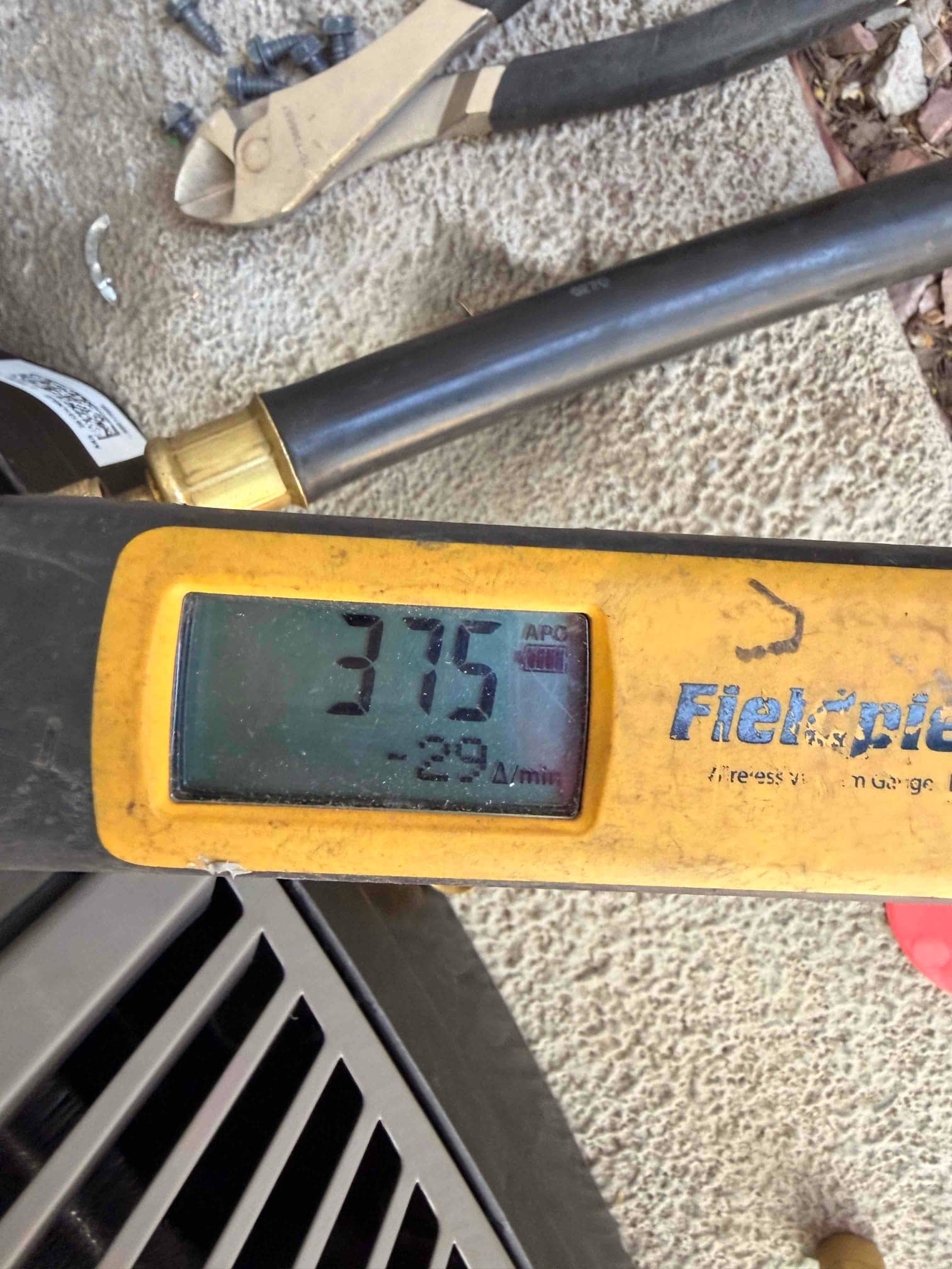 Digital micron gauge shows 315 microns during system evacuation, confirming a deep vacuum before introducing refrigerant.