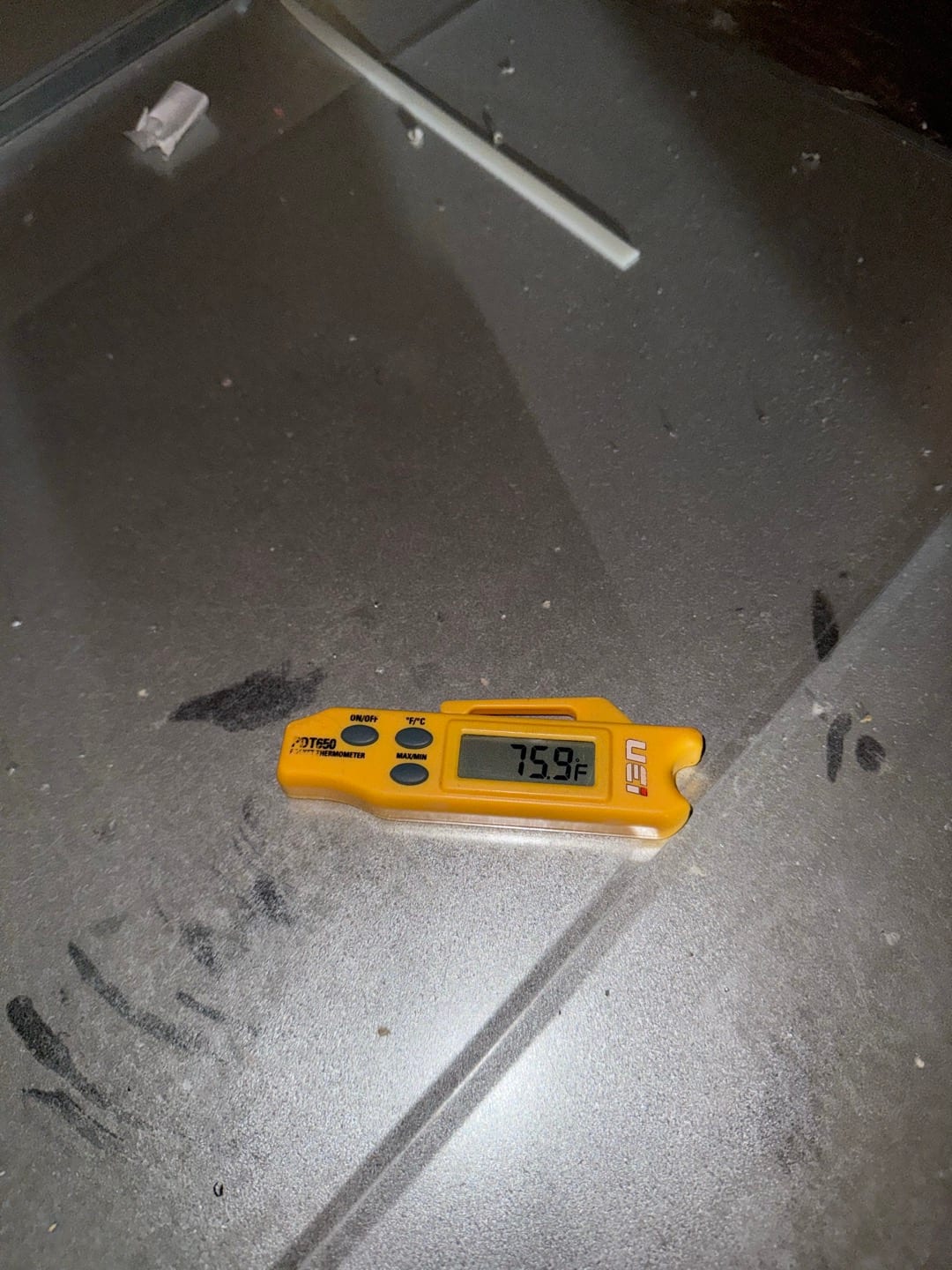 Digital thermometer on the unit’s surface displays 75.8 °F on its screen during measurement.