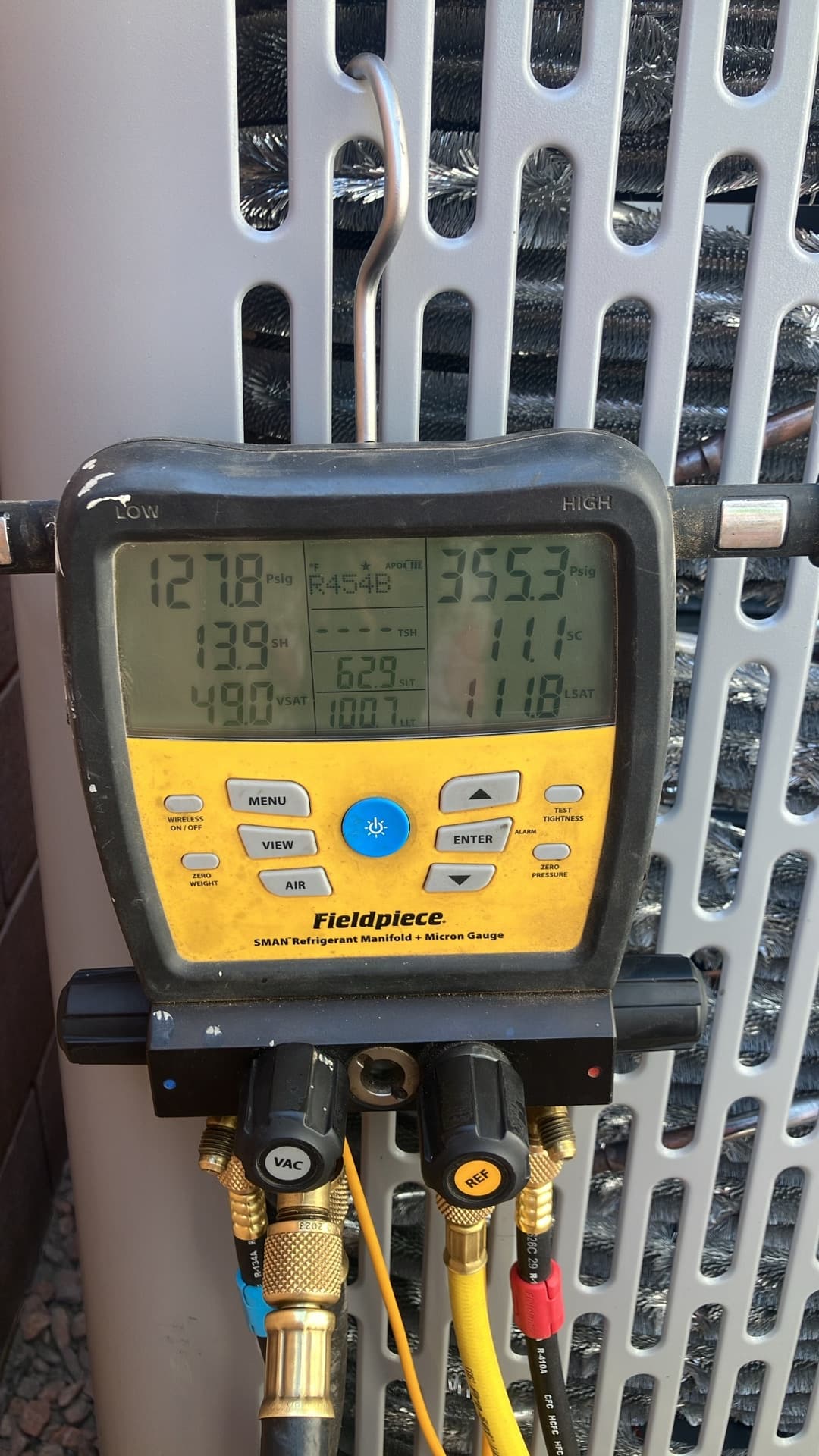Digital manifold on the outdoor unit shows 127.8 PSI suction and 355.3 PSI liquid while the system runs with R-454B.