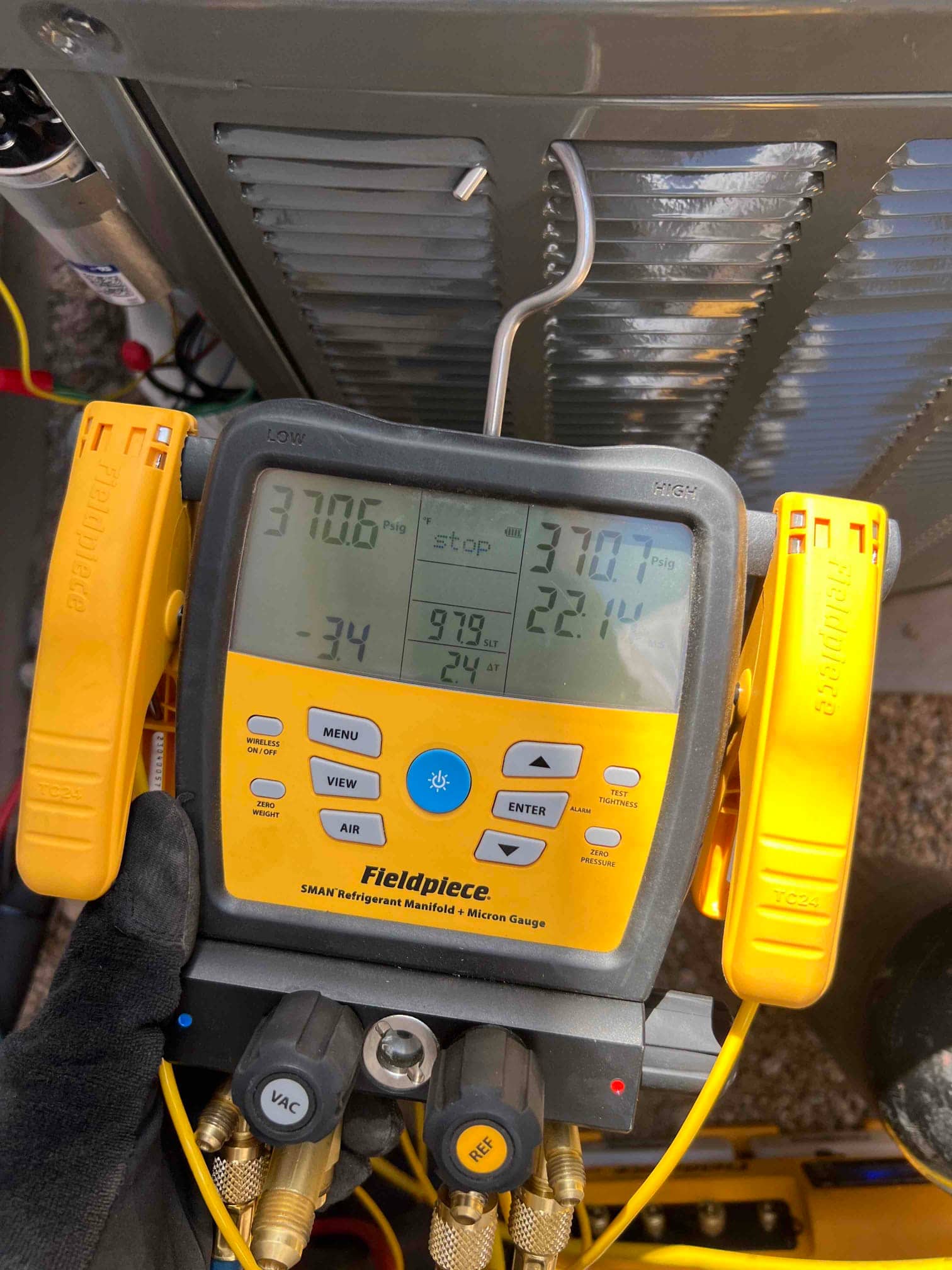 Digital manifold shows both low and high sides holding around 370 PSI during a nitrogen pressure test on the new system.