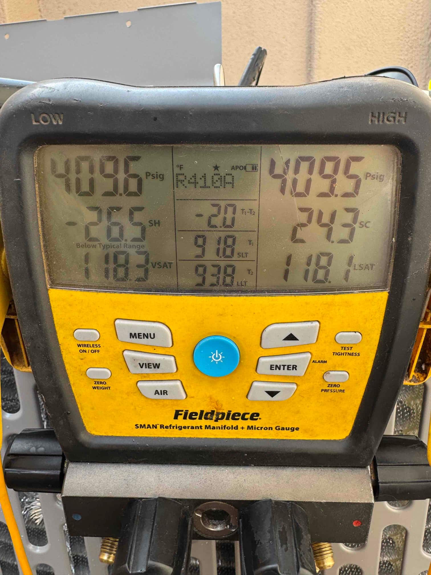 Digital manifold shows both low and high sides holding around 4095 PSI during a nitrogen pressure test on the new system.