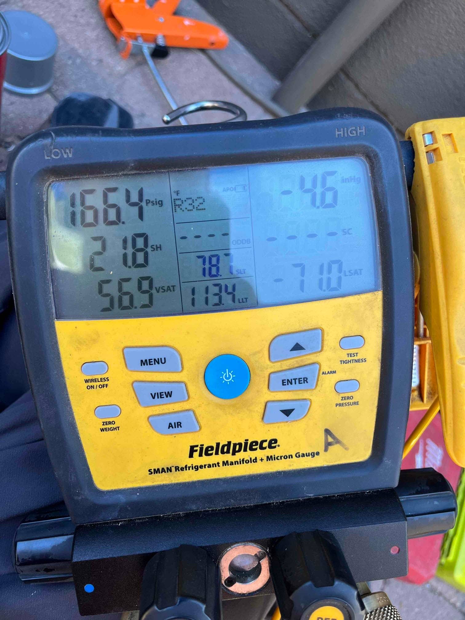 Digital manifold shows operating pressures with R-32 selected, documenting suction at 166 PSI and liquid at 569 PSI.