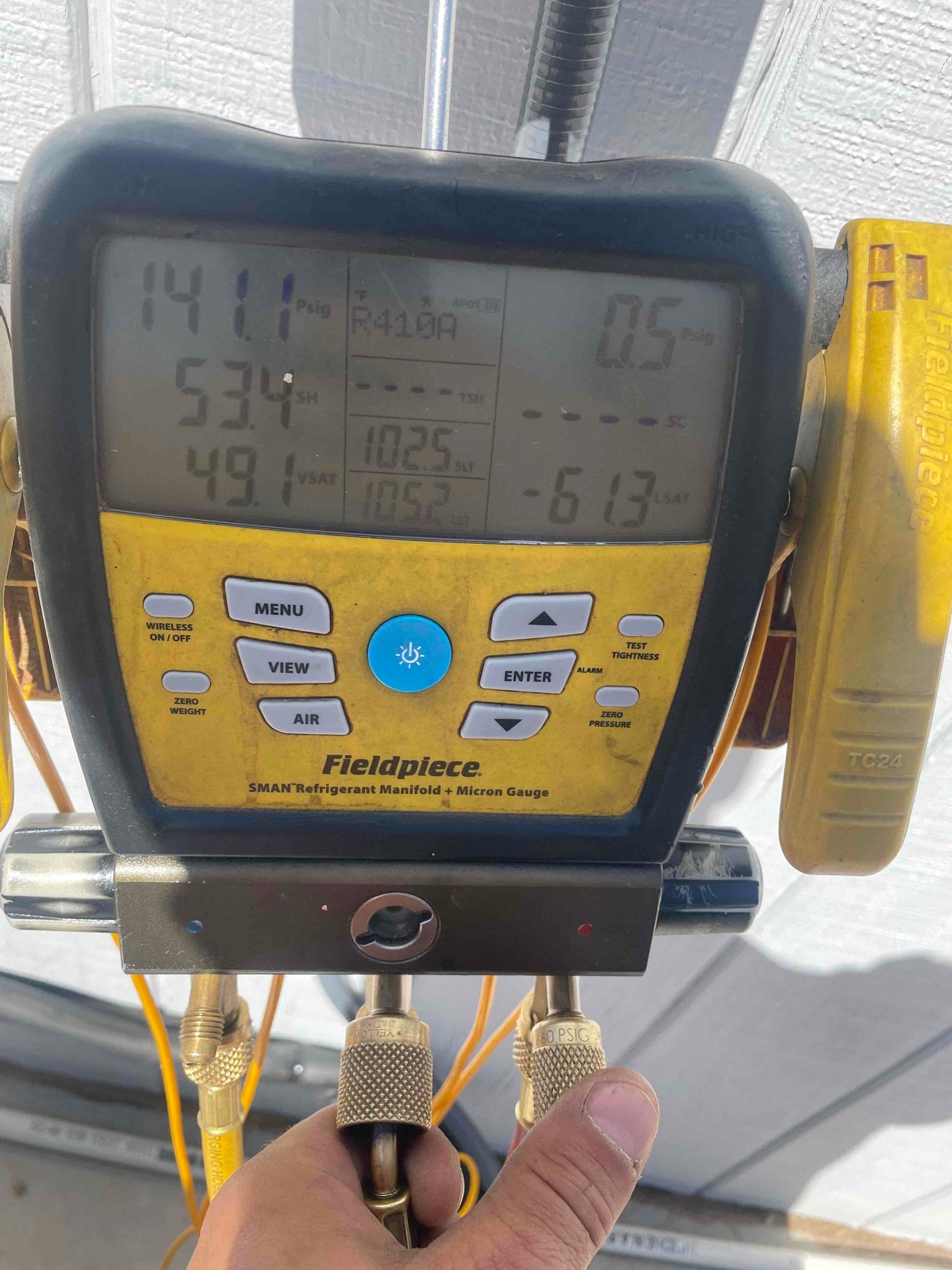 Digital manifold shows system operating with low side at 141 PSI and high side near zero, displaying R‑410A and various temperature parameters.