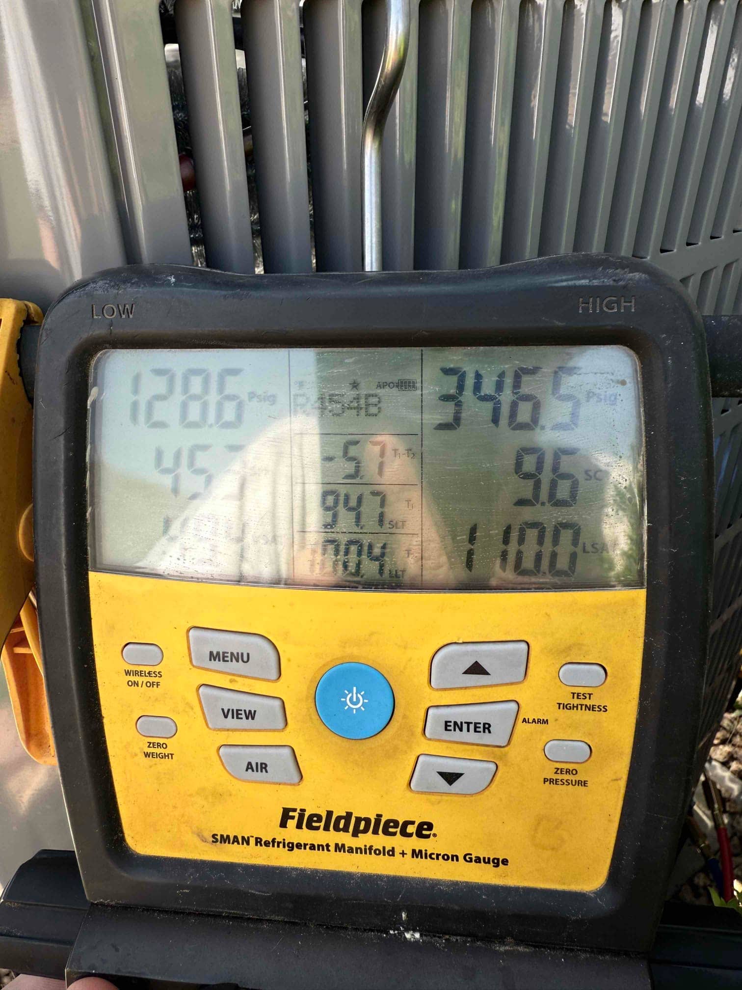 Digital manifold shows system operating with low side at 129 PSI and high side at 347 PSI for R-454B.