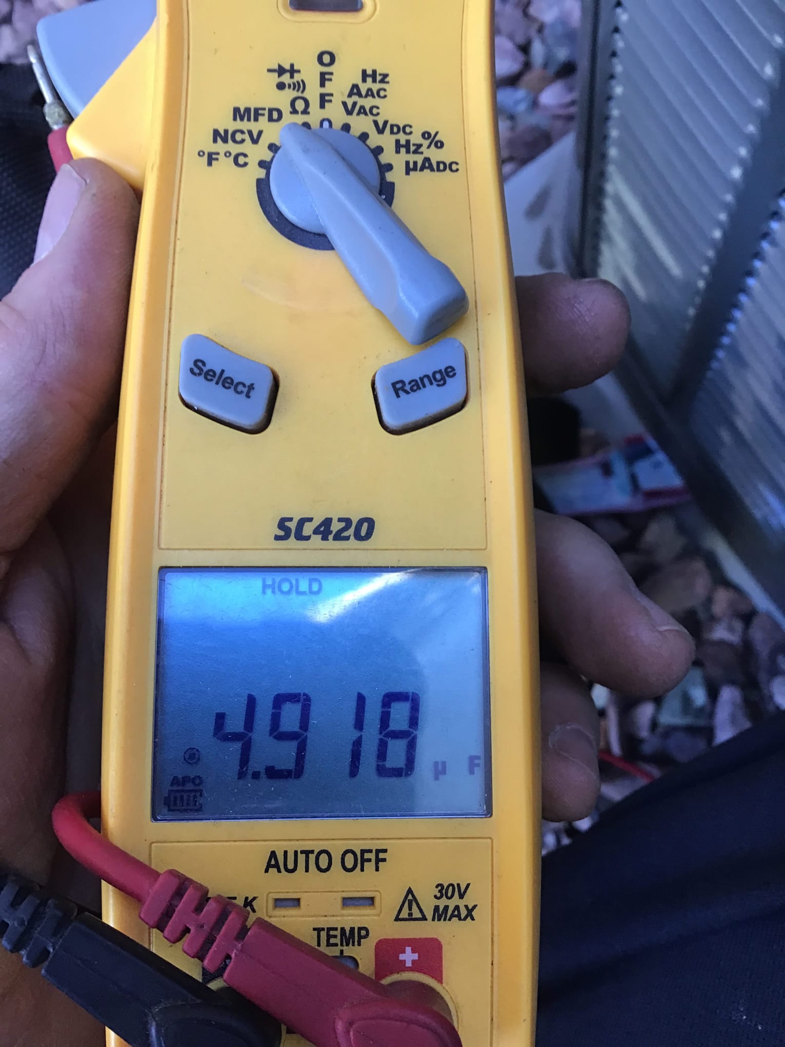 Diagnostic instrument display shows 4.918 μF.