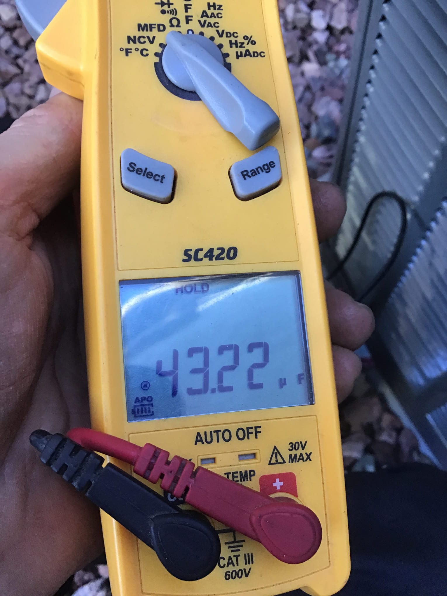 Diagnostic instrument display shows 43.22 µF.