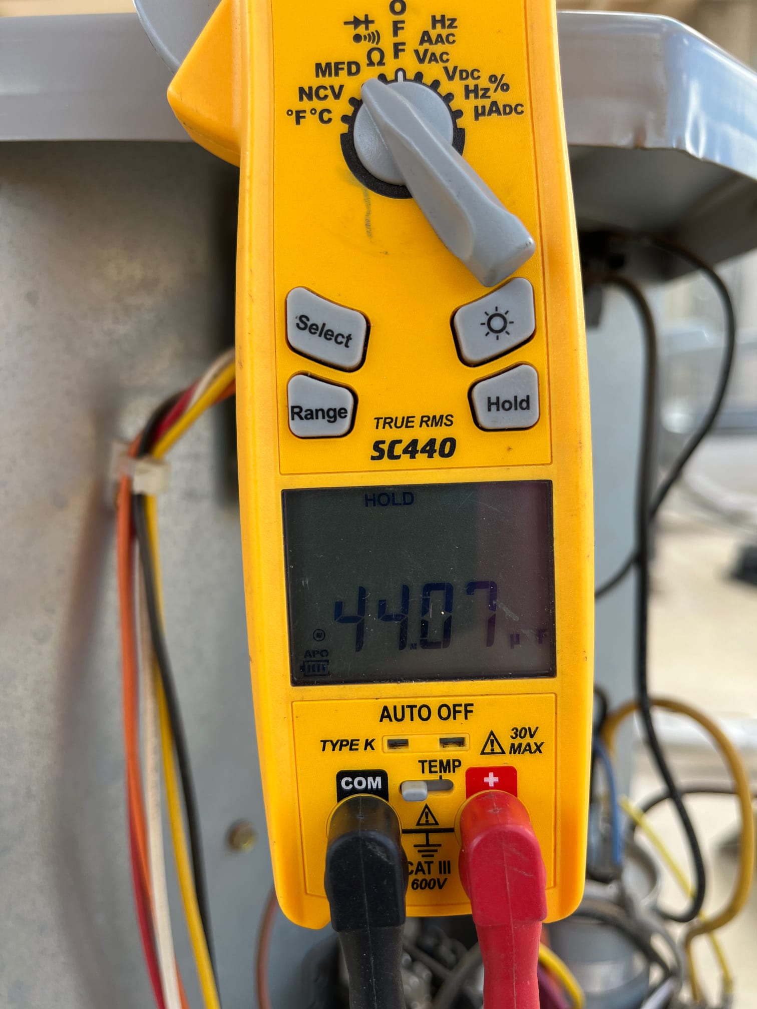 Diagnostic instrument display shows 44.07 μF.