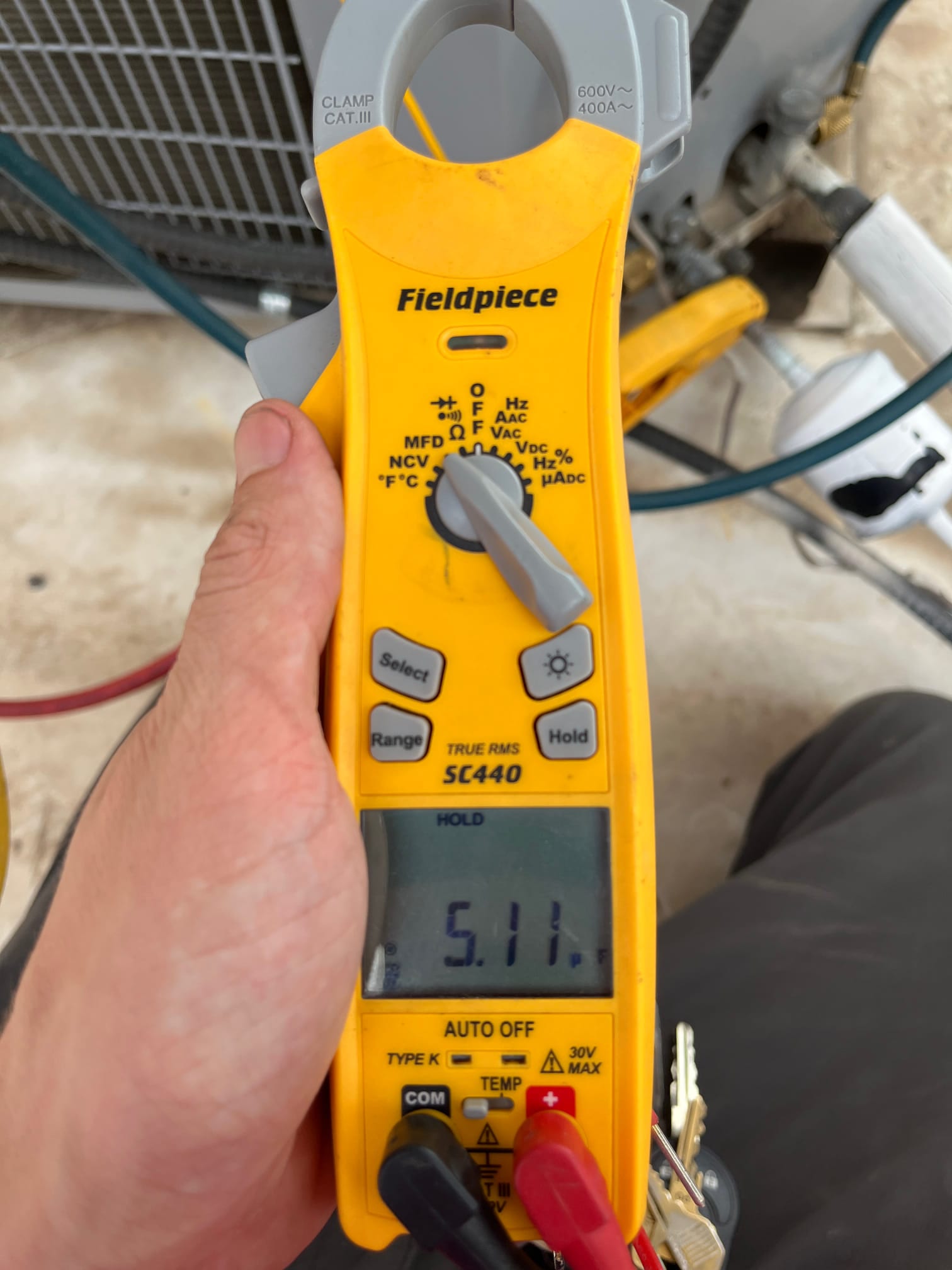 Diagnostic instrument display shows 5.11 μF.