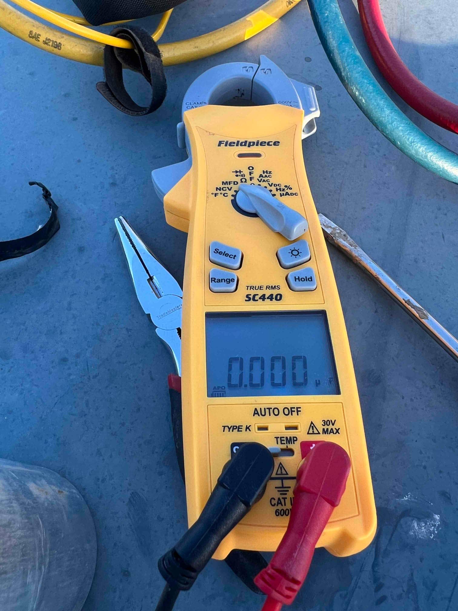 Diagnostic instrument display shows 0 μF.