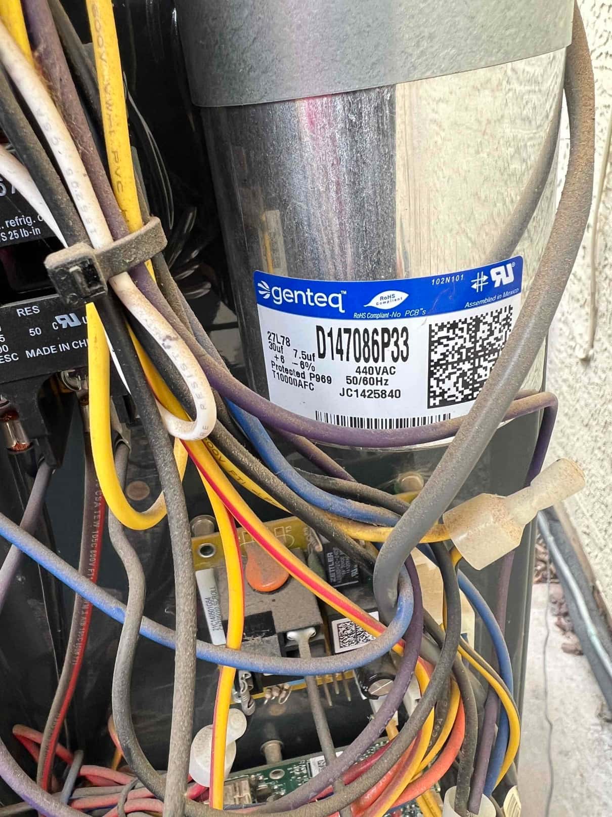 Dual-run capacitor labeled 30 μF + 7.5 μF, 440VAC, with multiple connected wires inside the electrical compartment.