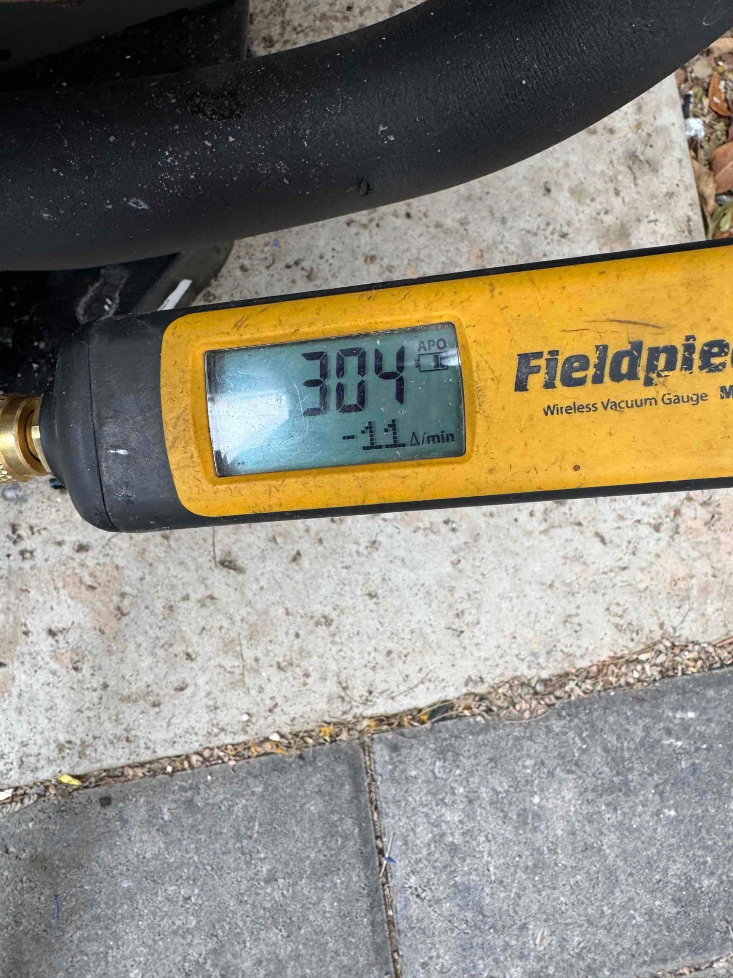 Micron gauge displays 304 microns with a negative rate of change, confirming a deep vacuum during system evacuation.