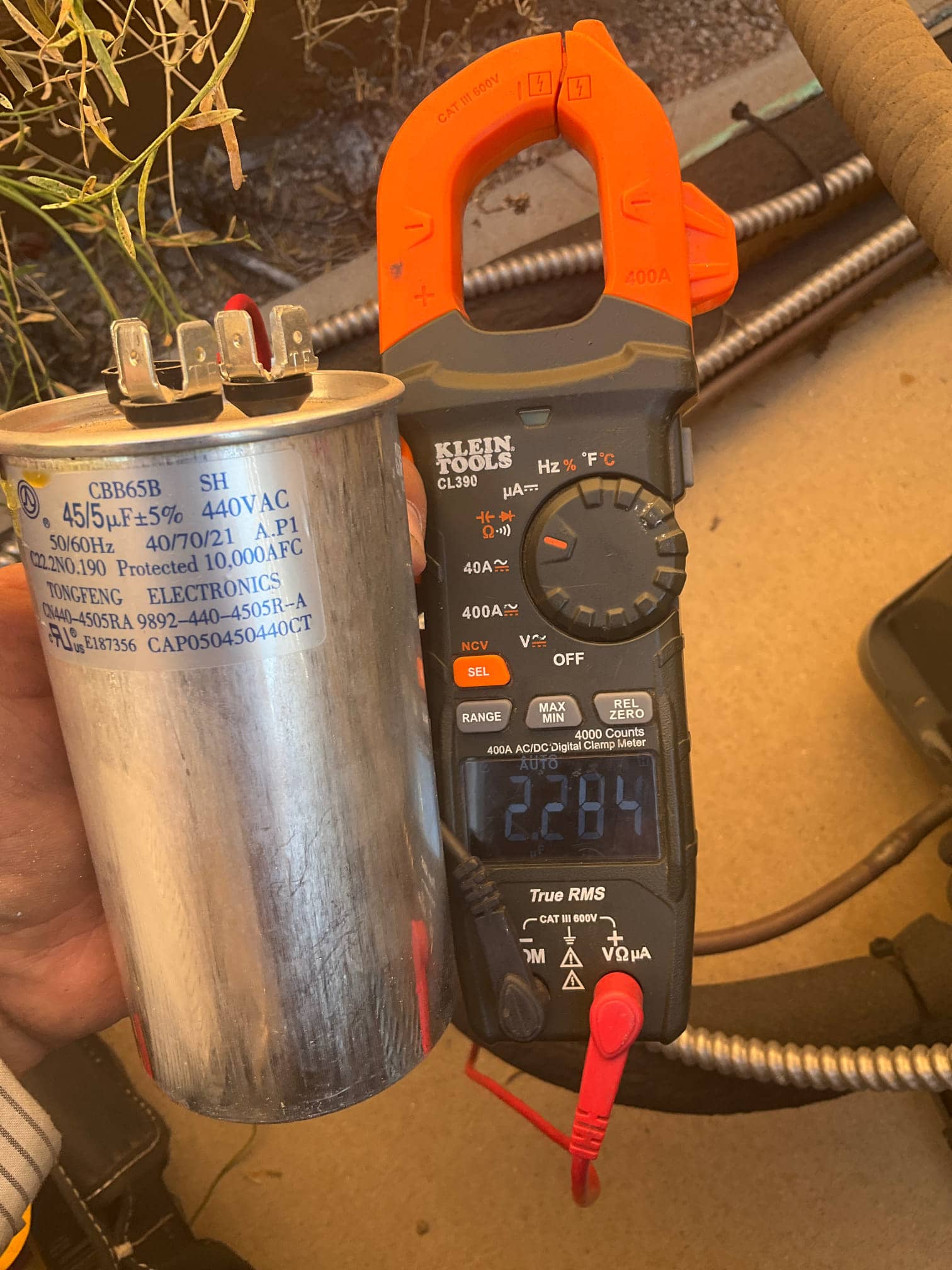 Diagnostic instrument display shows 22.84 μF.