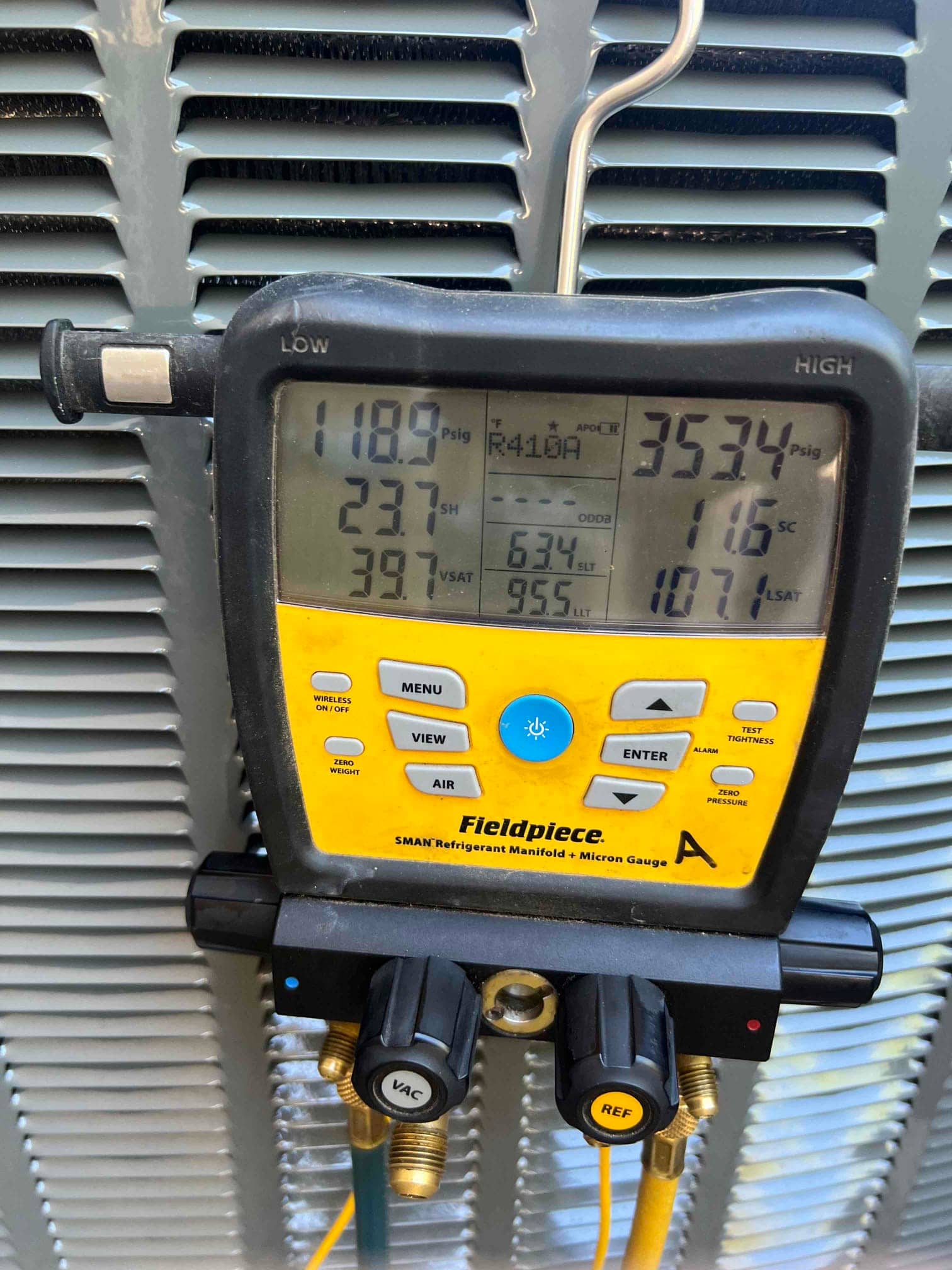 Digital manifold shows system operating with 118.9 PSI suction and 353.4 PSI liquid pressure on an outdoor condenser.
