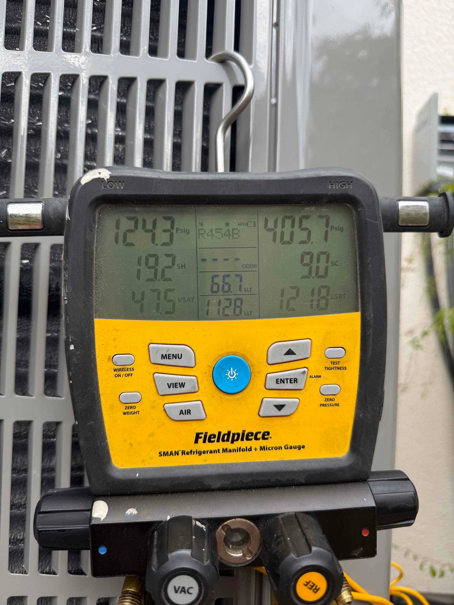 Digital manifold shows system operating with suction at 124 PSI and liquid at 406 PSI, refrigerant type R-454B, with superheat and subcooling displayed.
