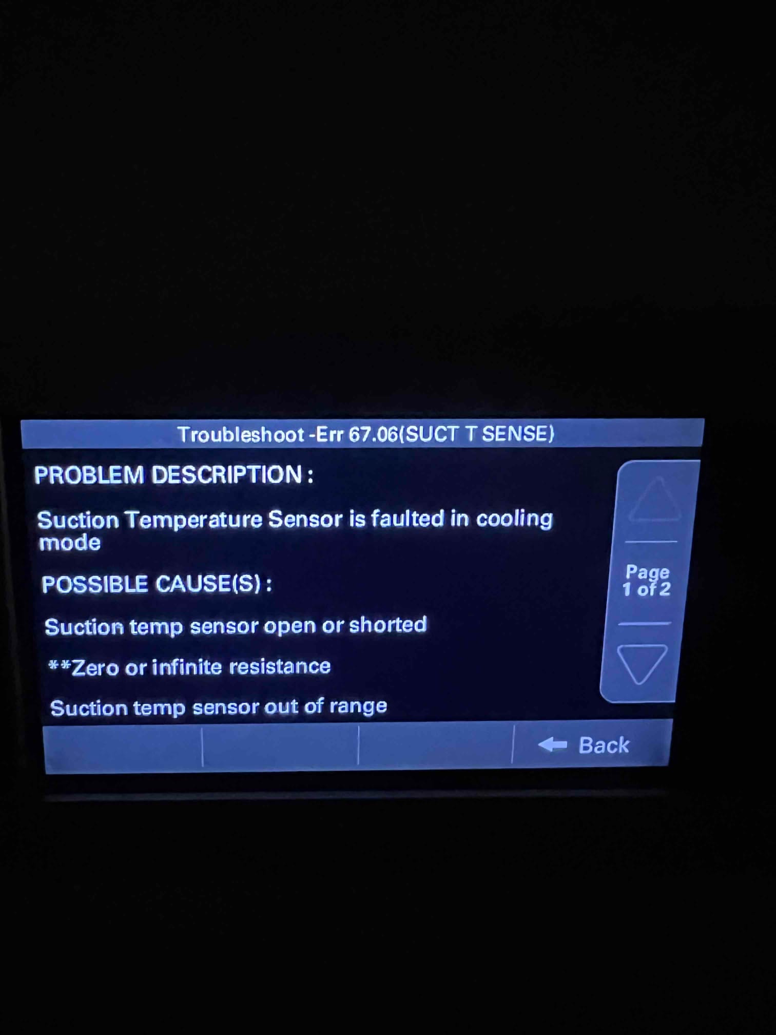 Equipment control screen shows error 67.06 for suction temperature sensor fault, listing possible causes and back navigation option.