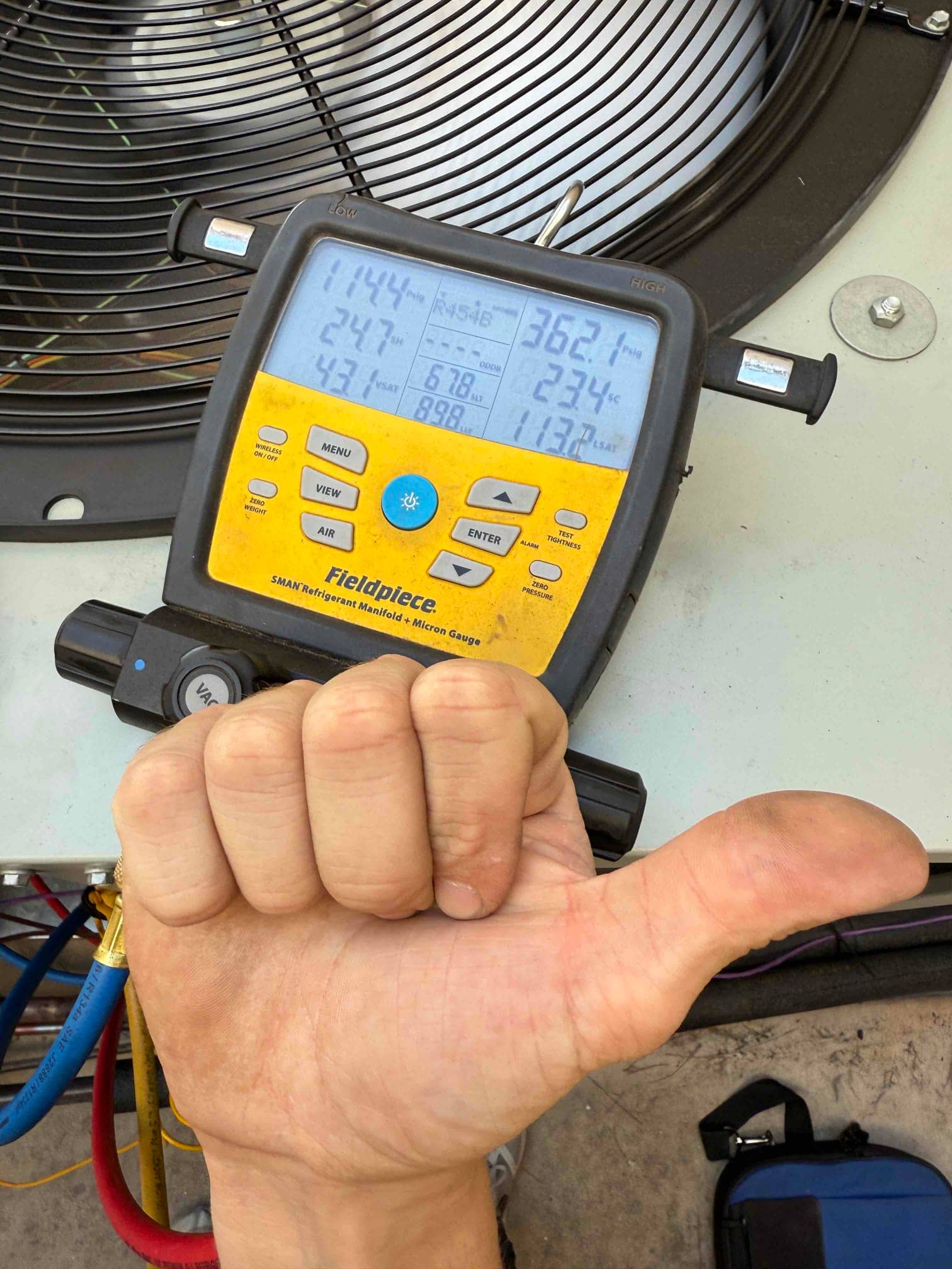 Digital manifold on the outdoor unit shows operating pressures with R-454B selected during system commissioning.