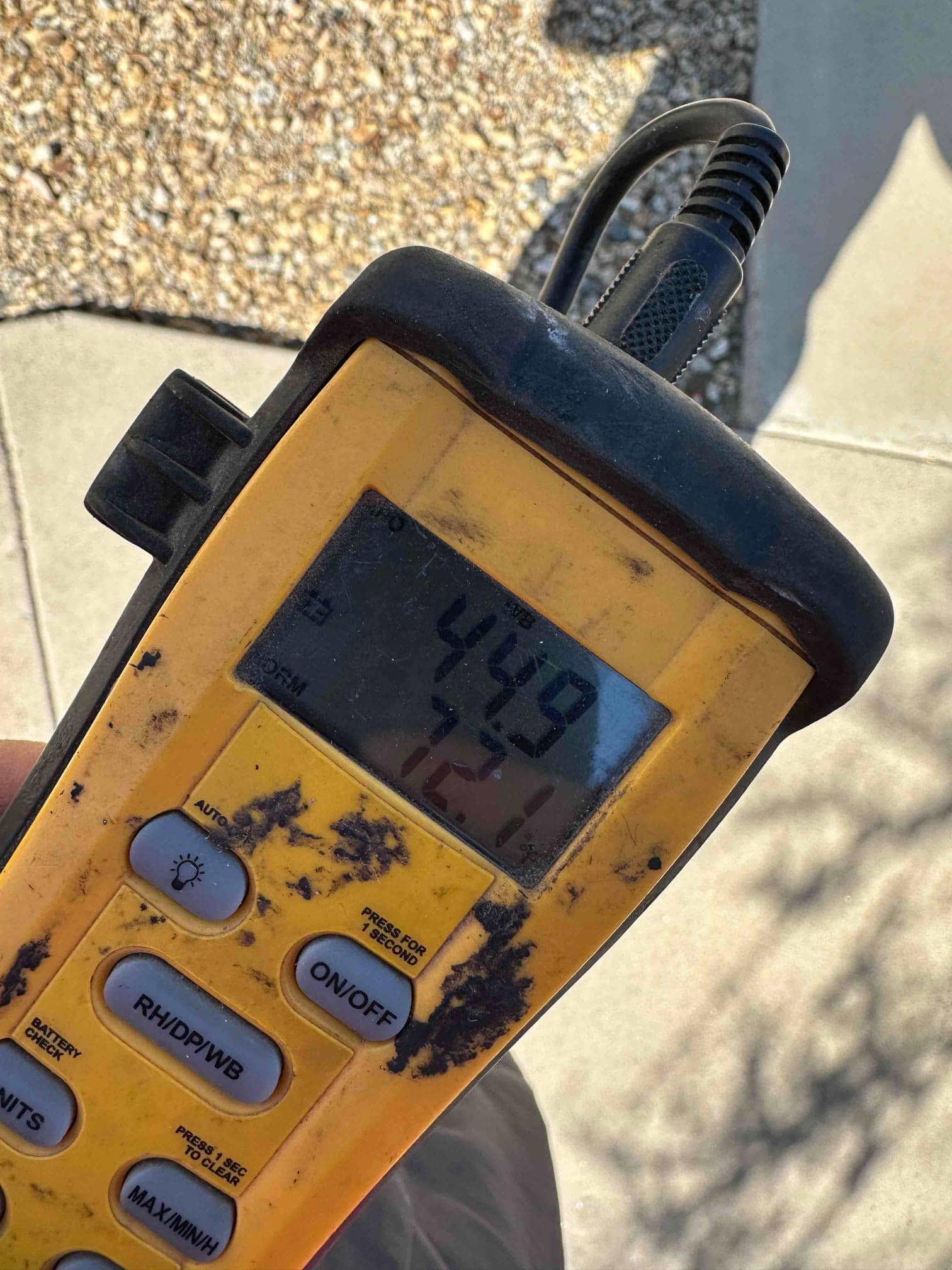 Micron gauge shows 449 microns during system evacuation, confirming a deep vacuum before introducing refrigerant.