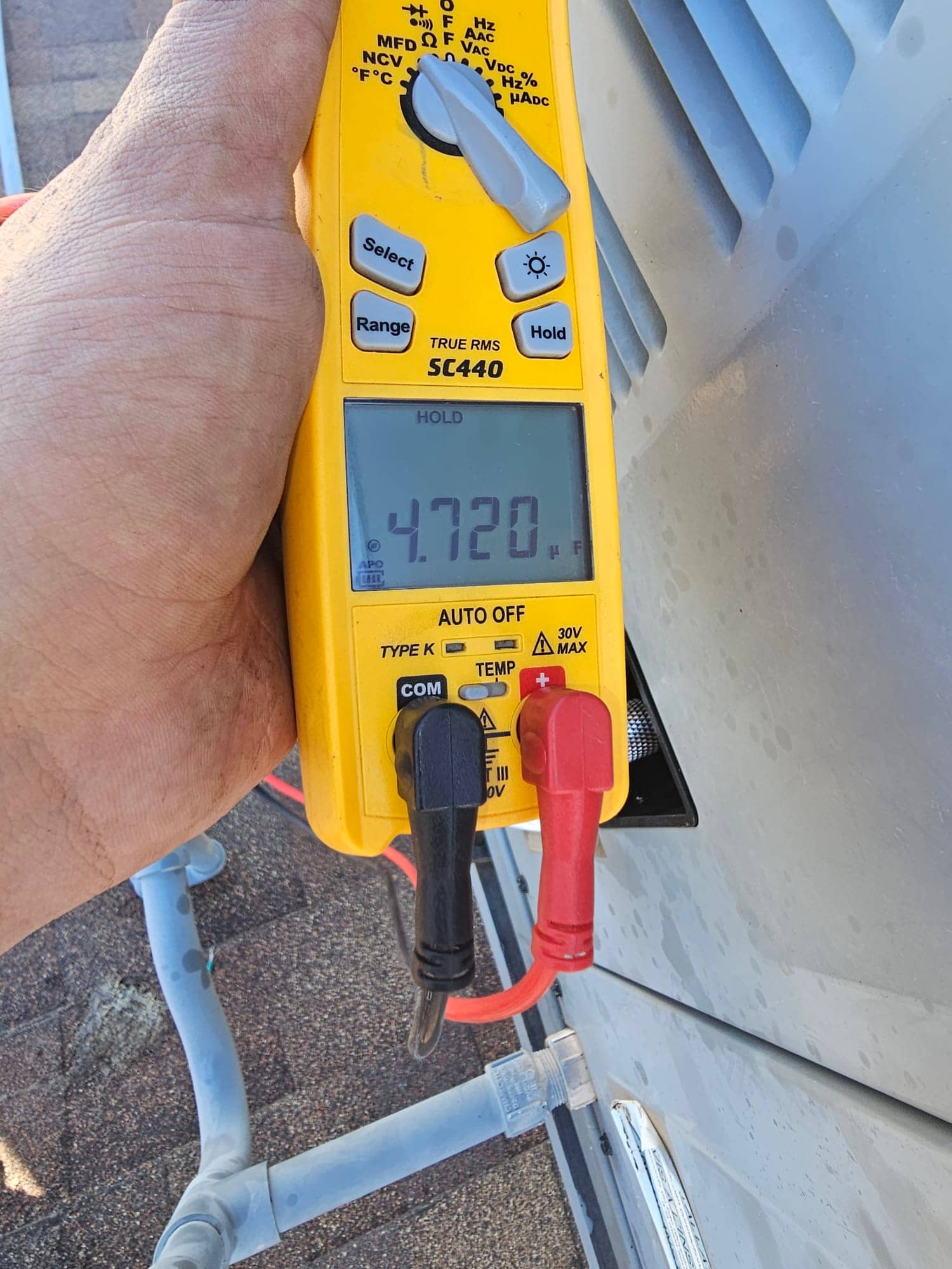 Diagnostic instrument display shows 4.72 μF.