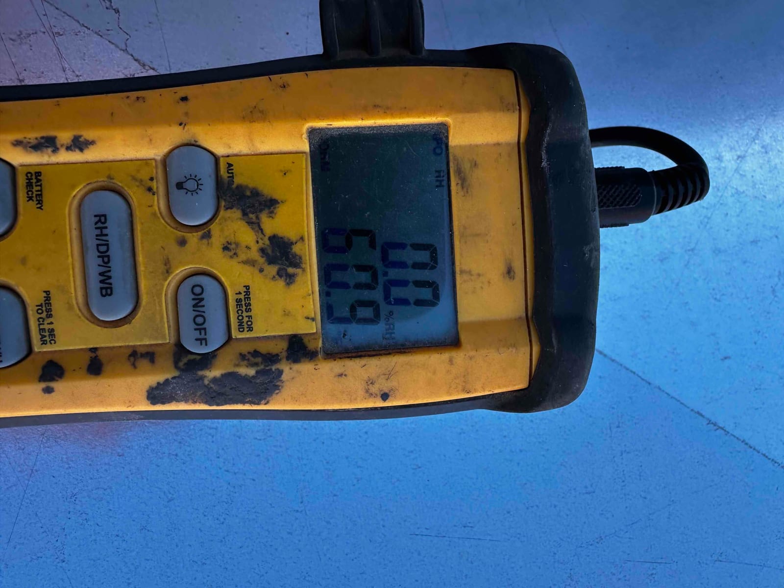 Micron gauge display shows 609 microns during system evacuation, documenting vacuum level before releasing refrigerant charge.