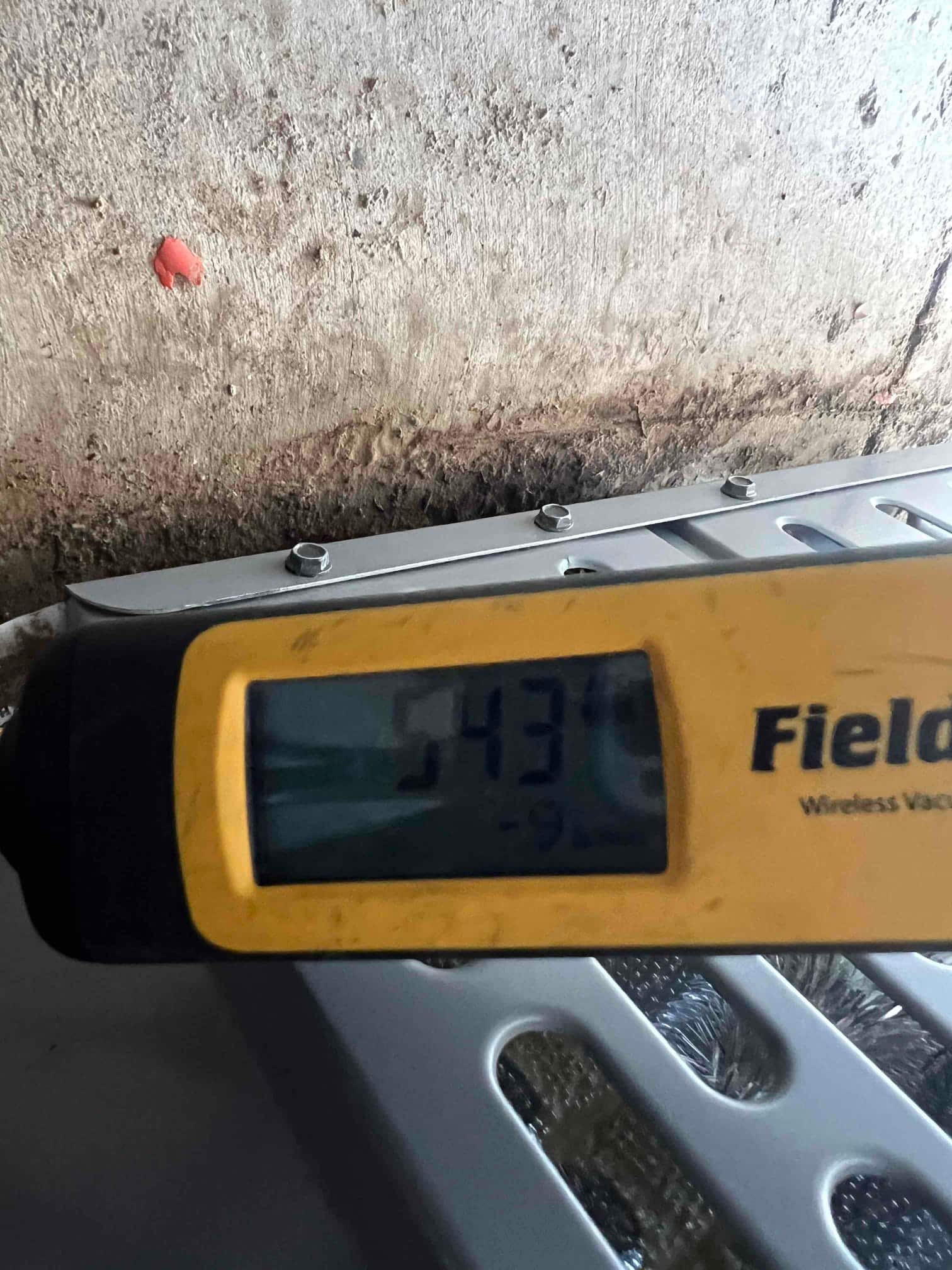 Wireless vacuum gauge displays 543 microns during the evacuation phase prior to opening the refrigerant charge.