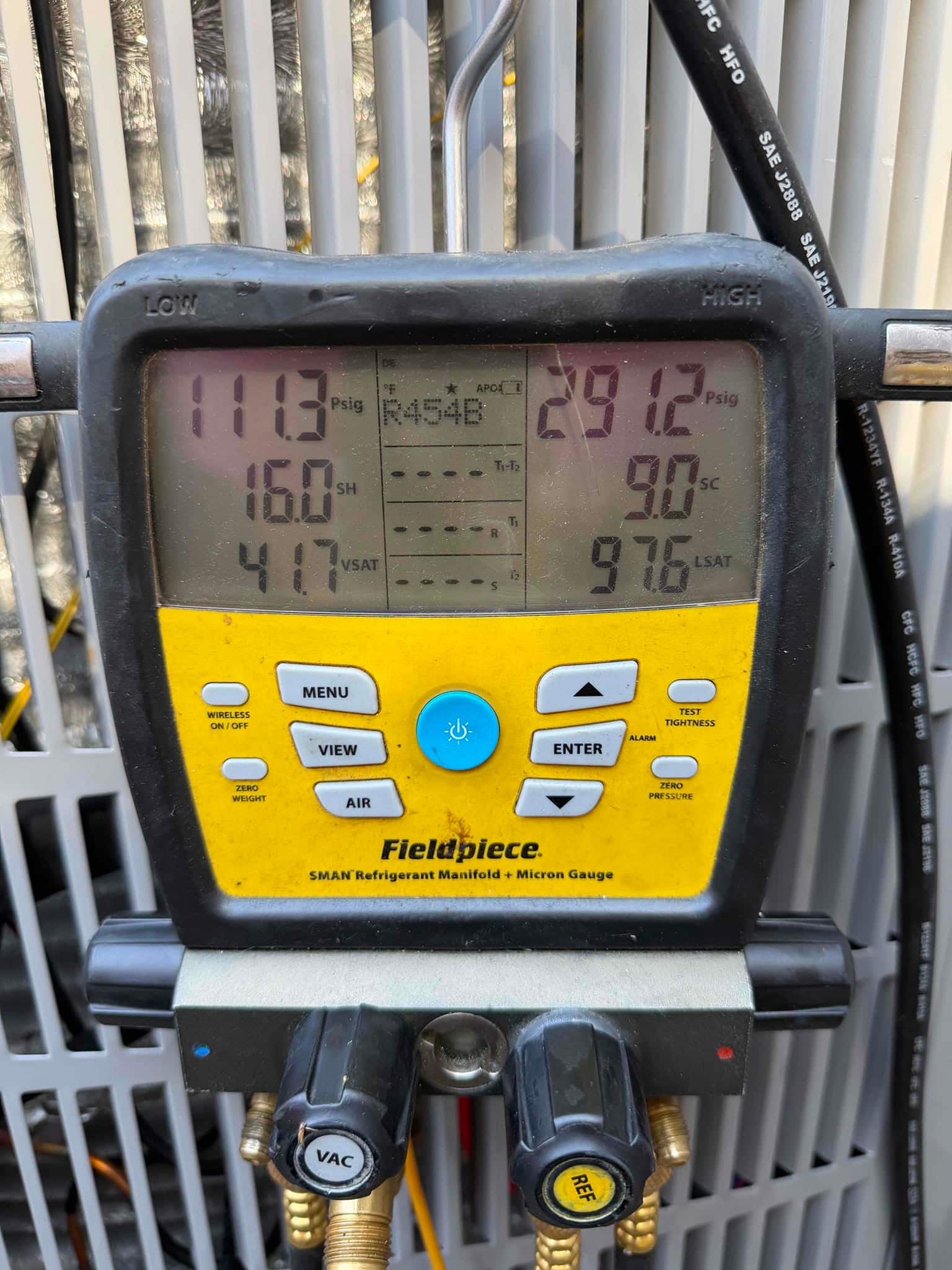 Digital manifold shows system operating pressures with R-454B selected: 113 psi suction and 291 psi liquid with superheat and subcooling displayed.