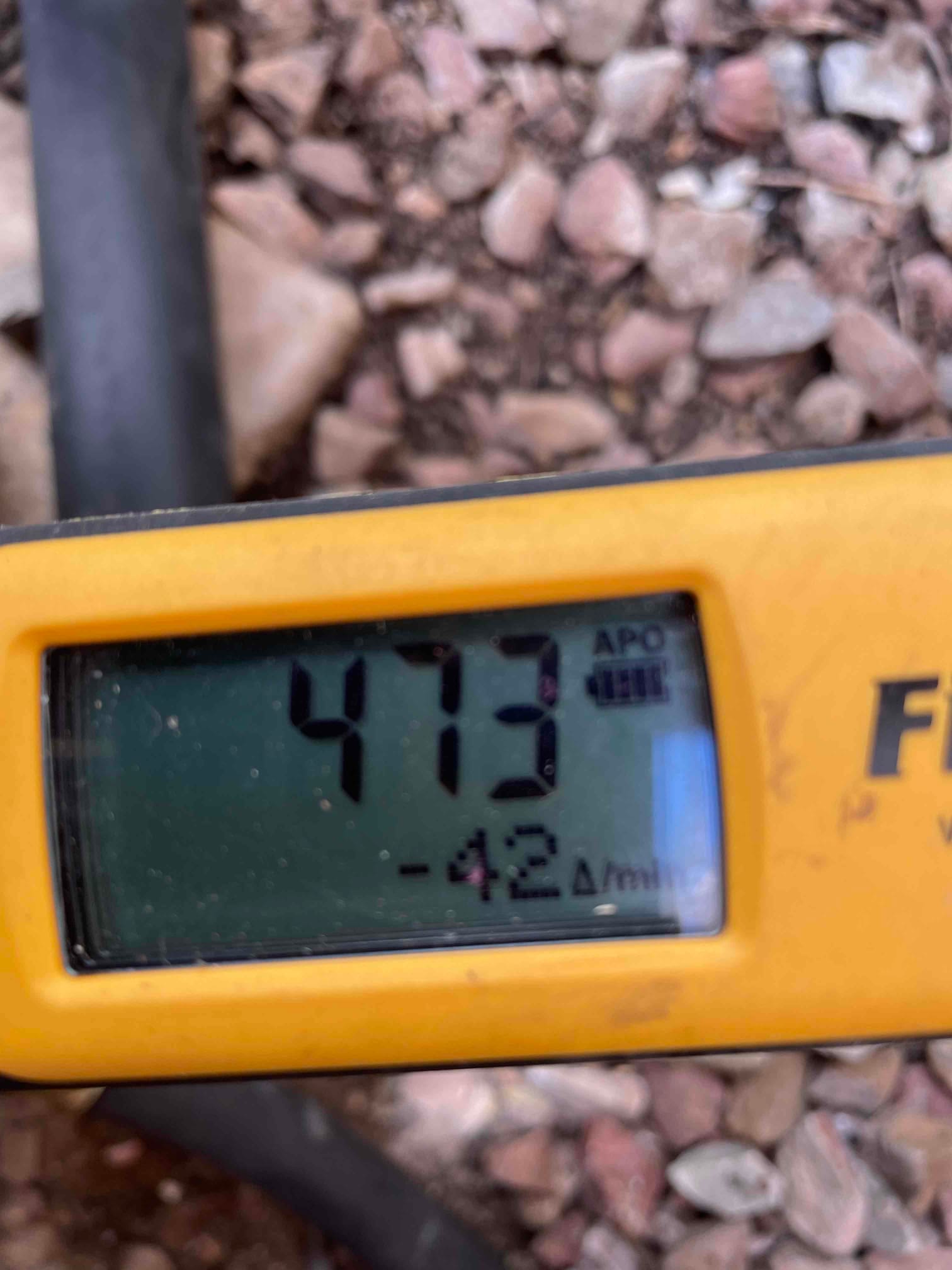 Micron gauge displays 473 microns during system evacuation, confirming a deep vacuum before releasing refrigerant.