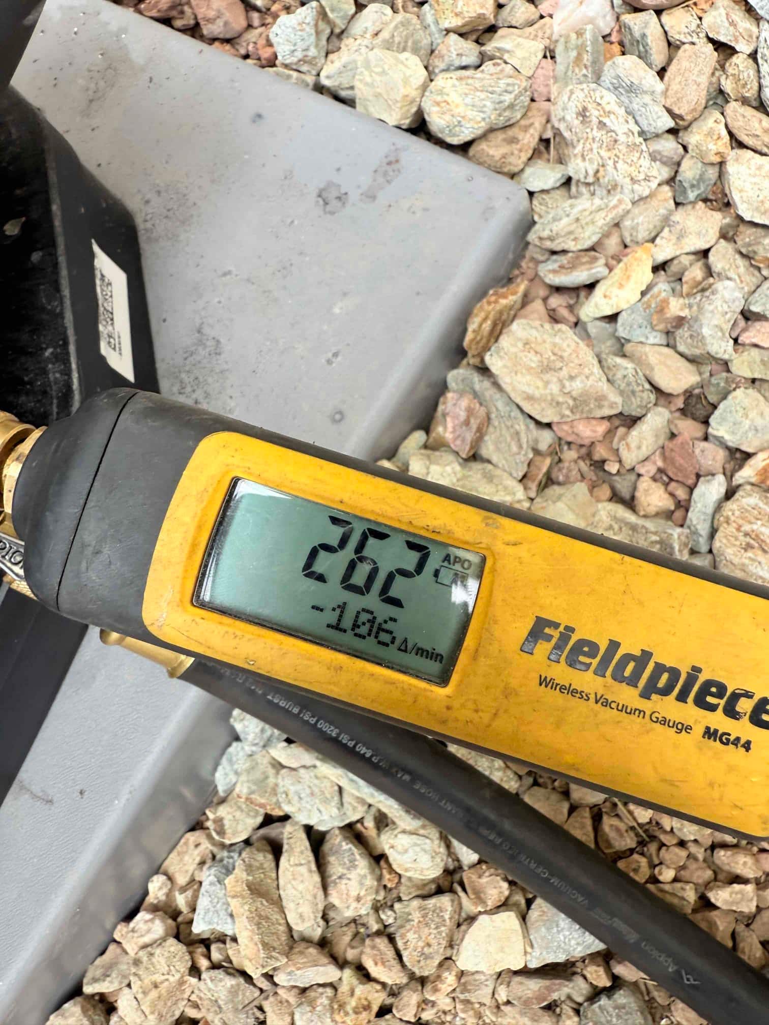 Micron gauge reads 262 microns with a falling rate, confirming a deep vacuum during system evacuation.
