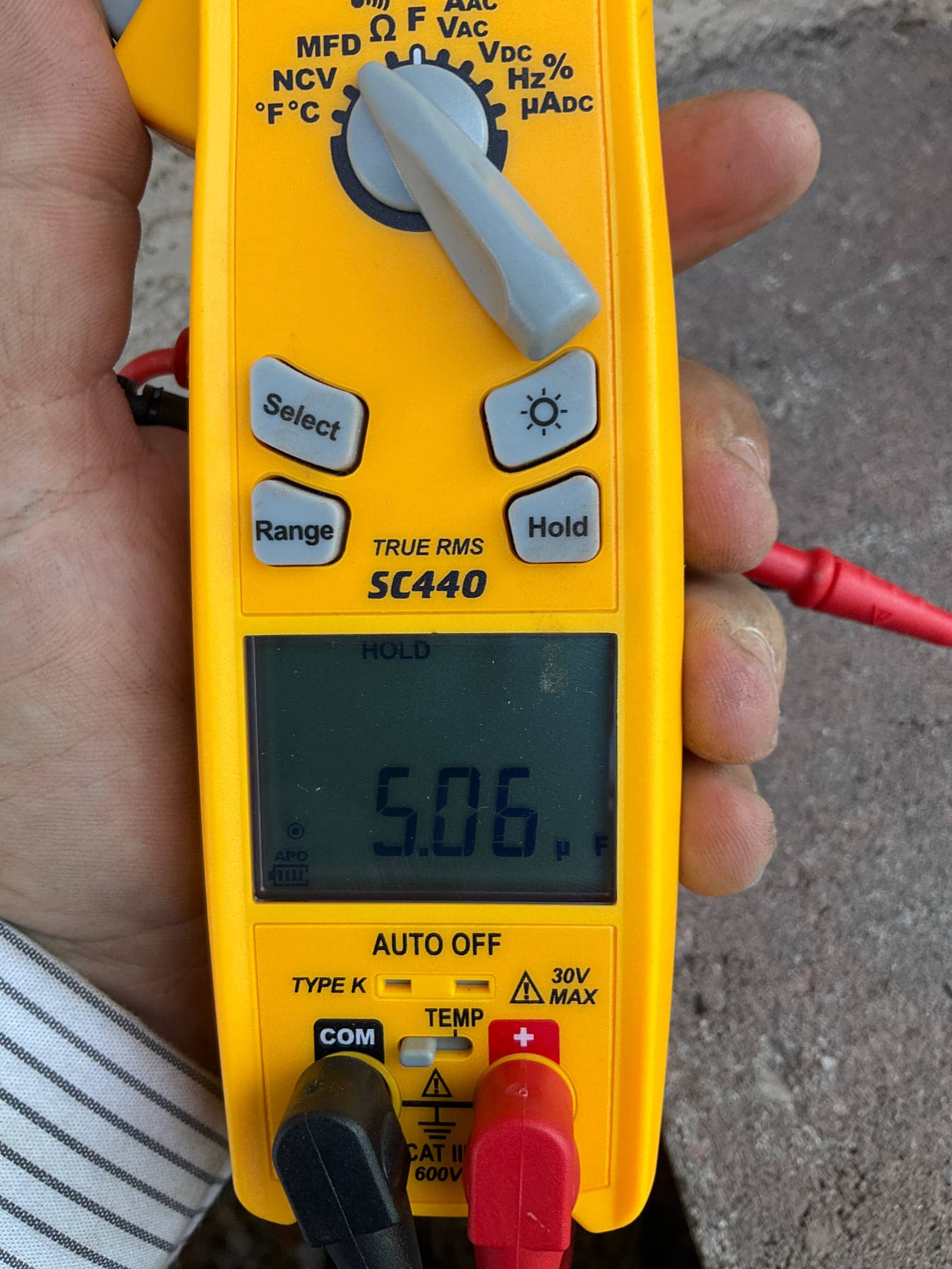 Diagnostic instrument display shows 5.06 μF.