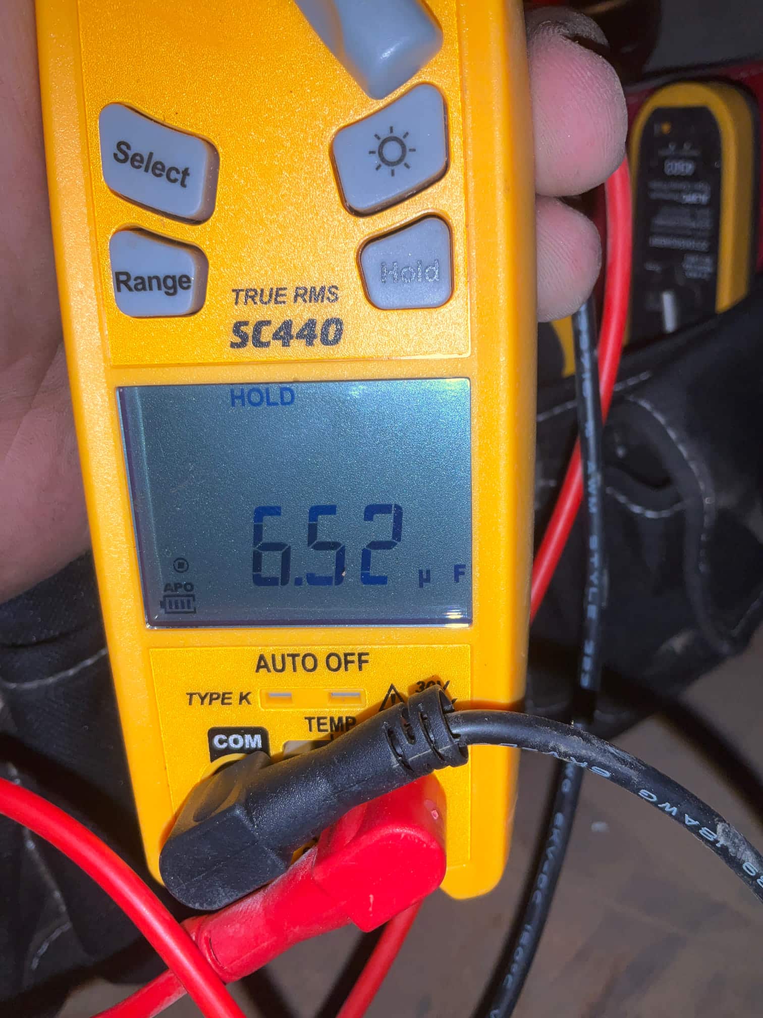 Diagnostic instrument display shows 6.52 μF.