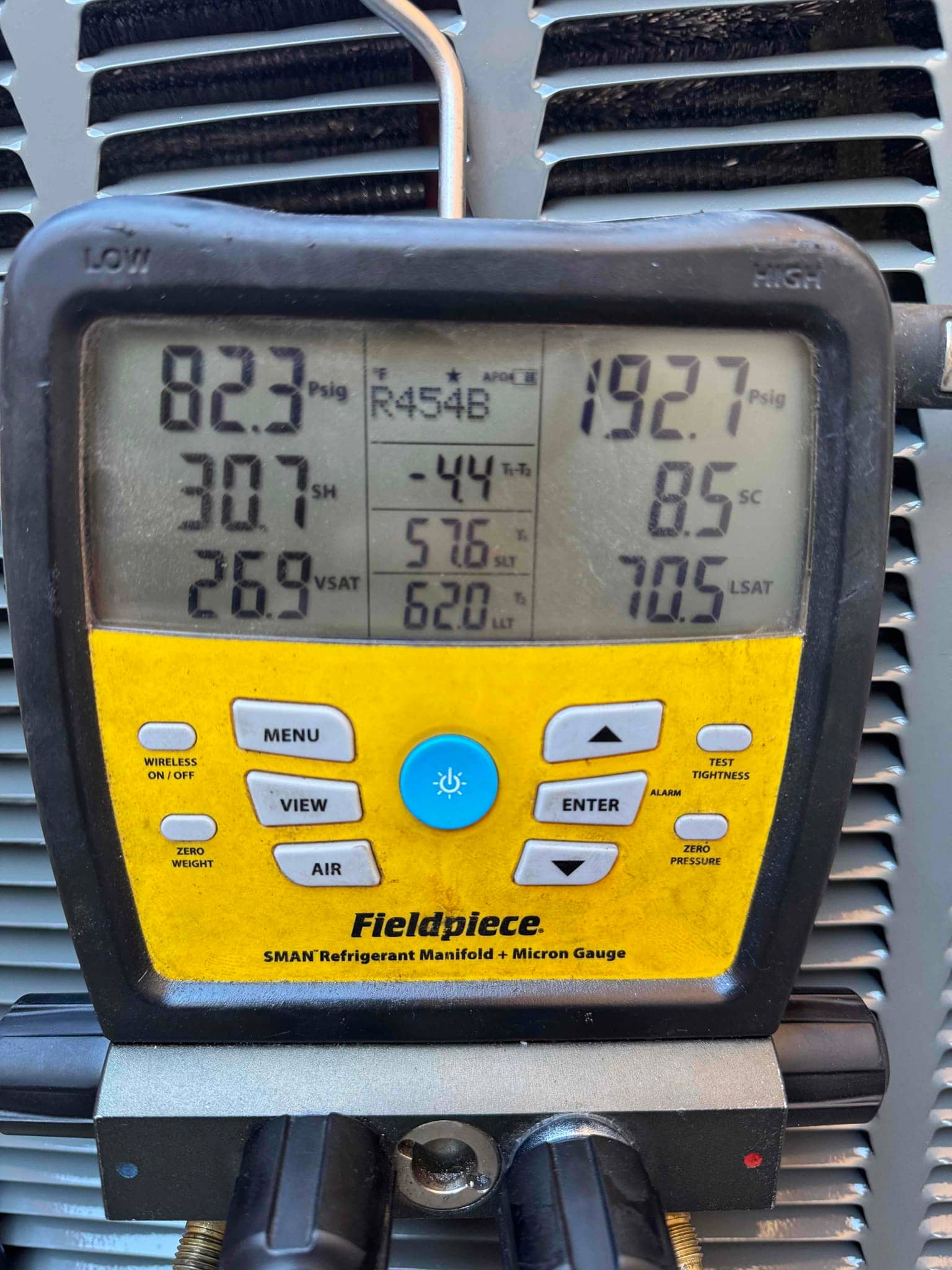 Digital manifold shows system operating with R-454B, indicating 82 psig suction, 193 psig liquid, 8.5°F subcooling, and 30.7°F superheat.