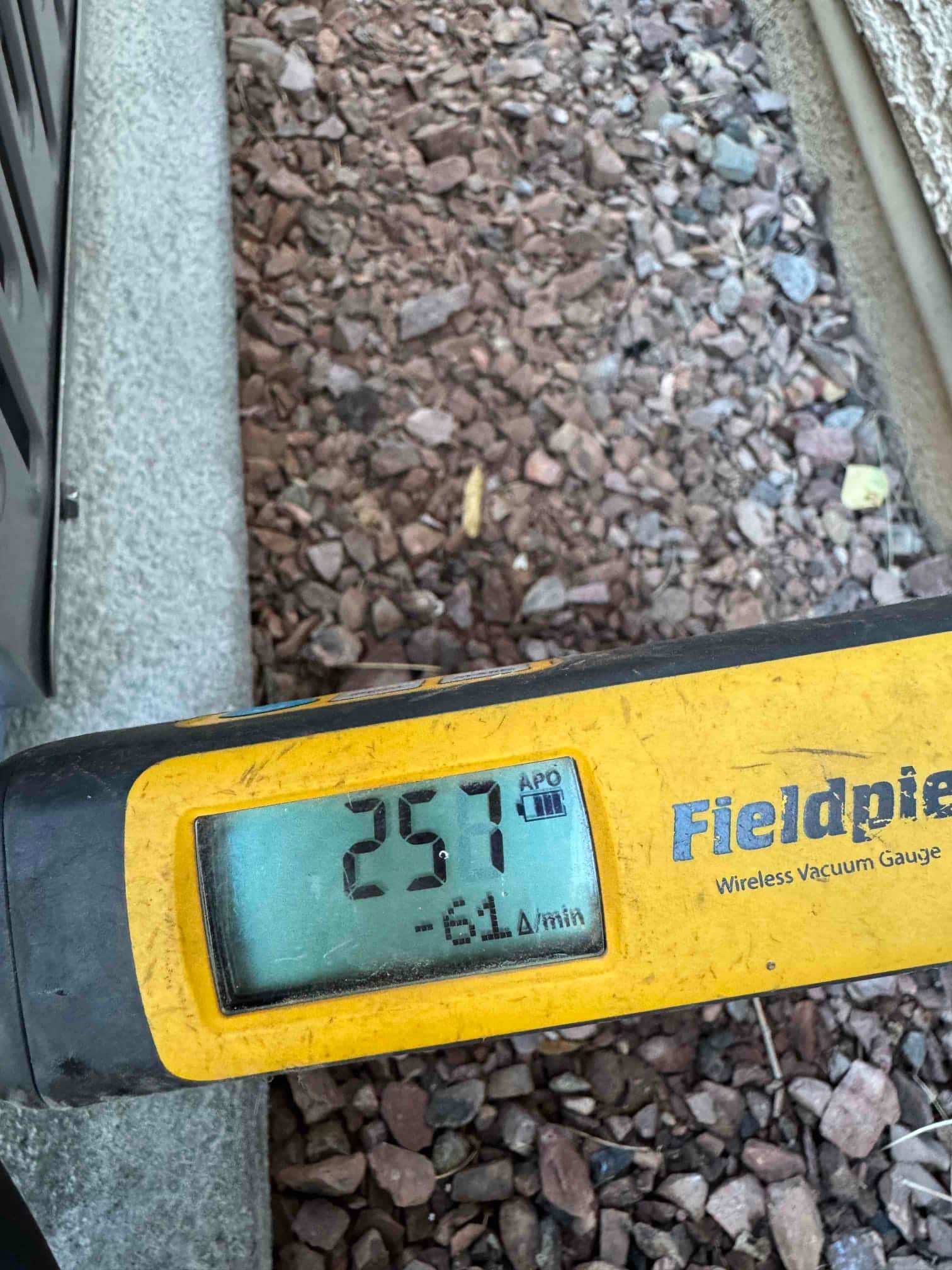 Micron gauge displays 257 microns with a stabilization rate, confirming a deep vacuum during system evacuation.