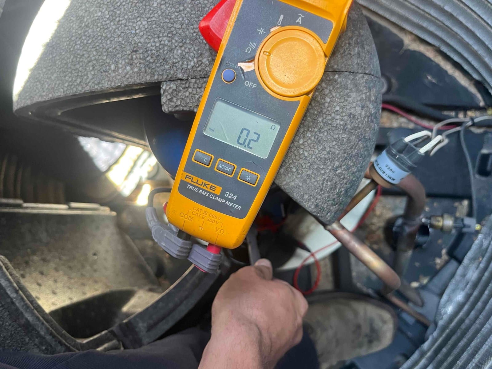 Diagnostic instrument display shows 0.2 A.